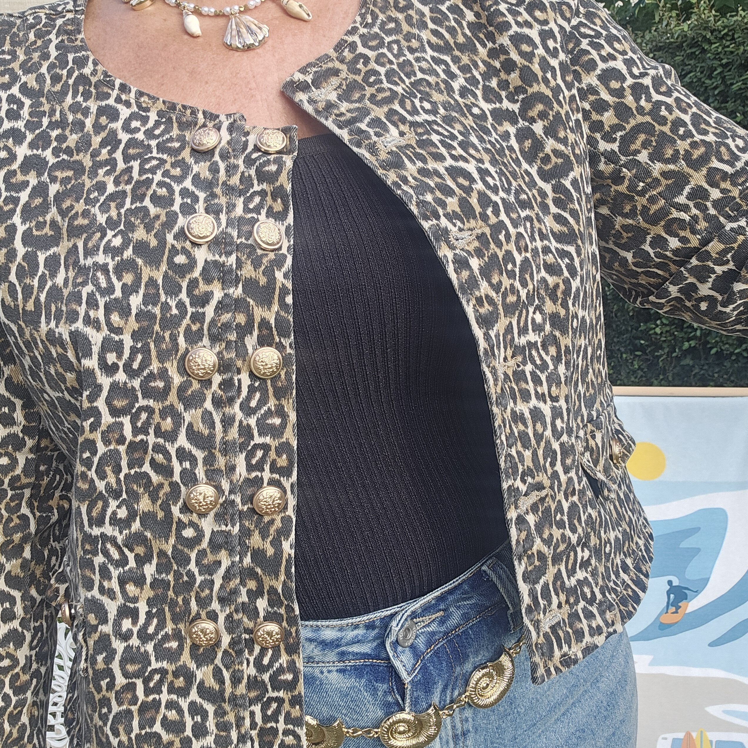 Veste courte léopard avec boutons or – Image 5