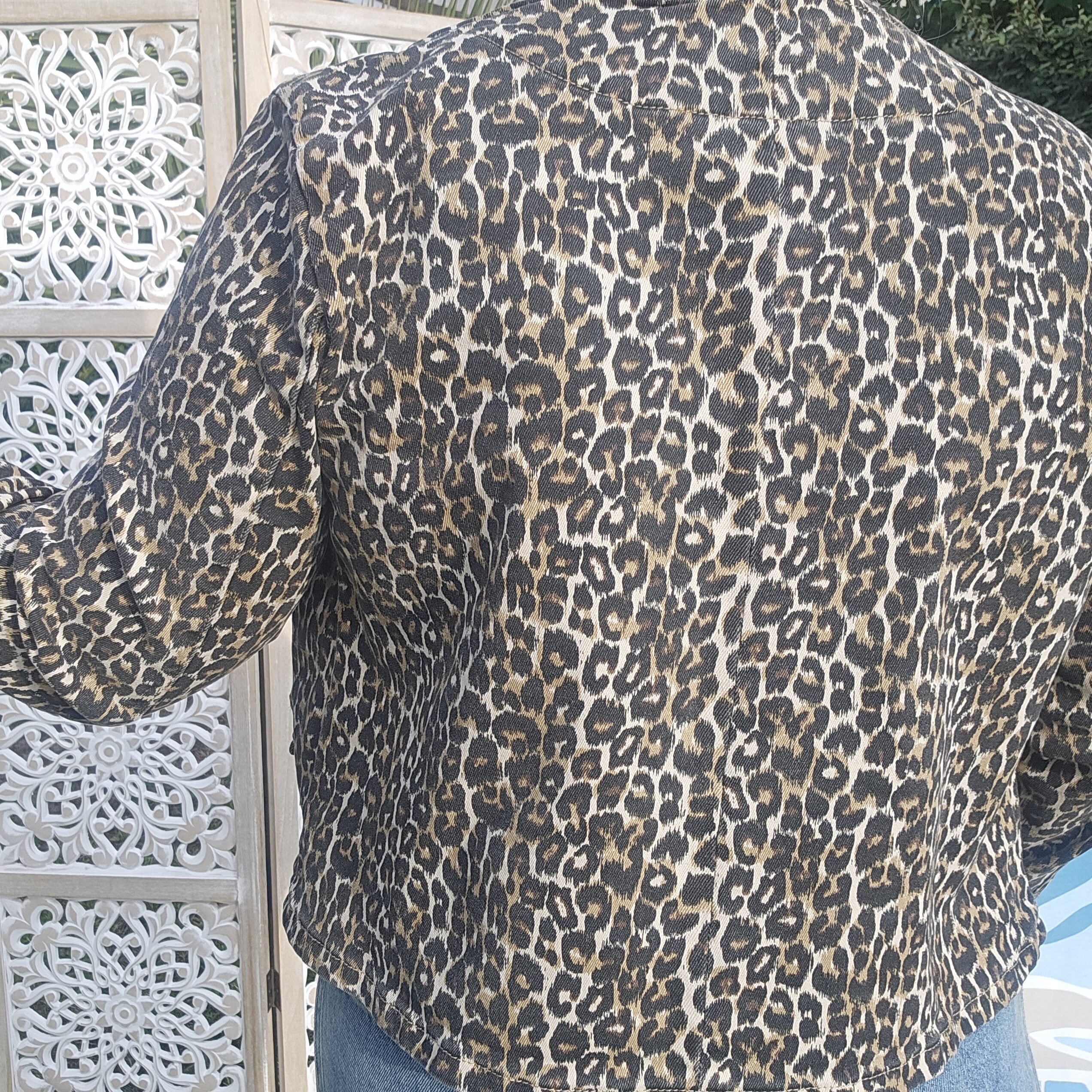 Veste courte léopard avec boutons or – Image 6