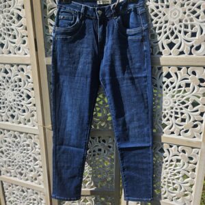 Jean's bleu foncé un bouton cœur brillant