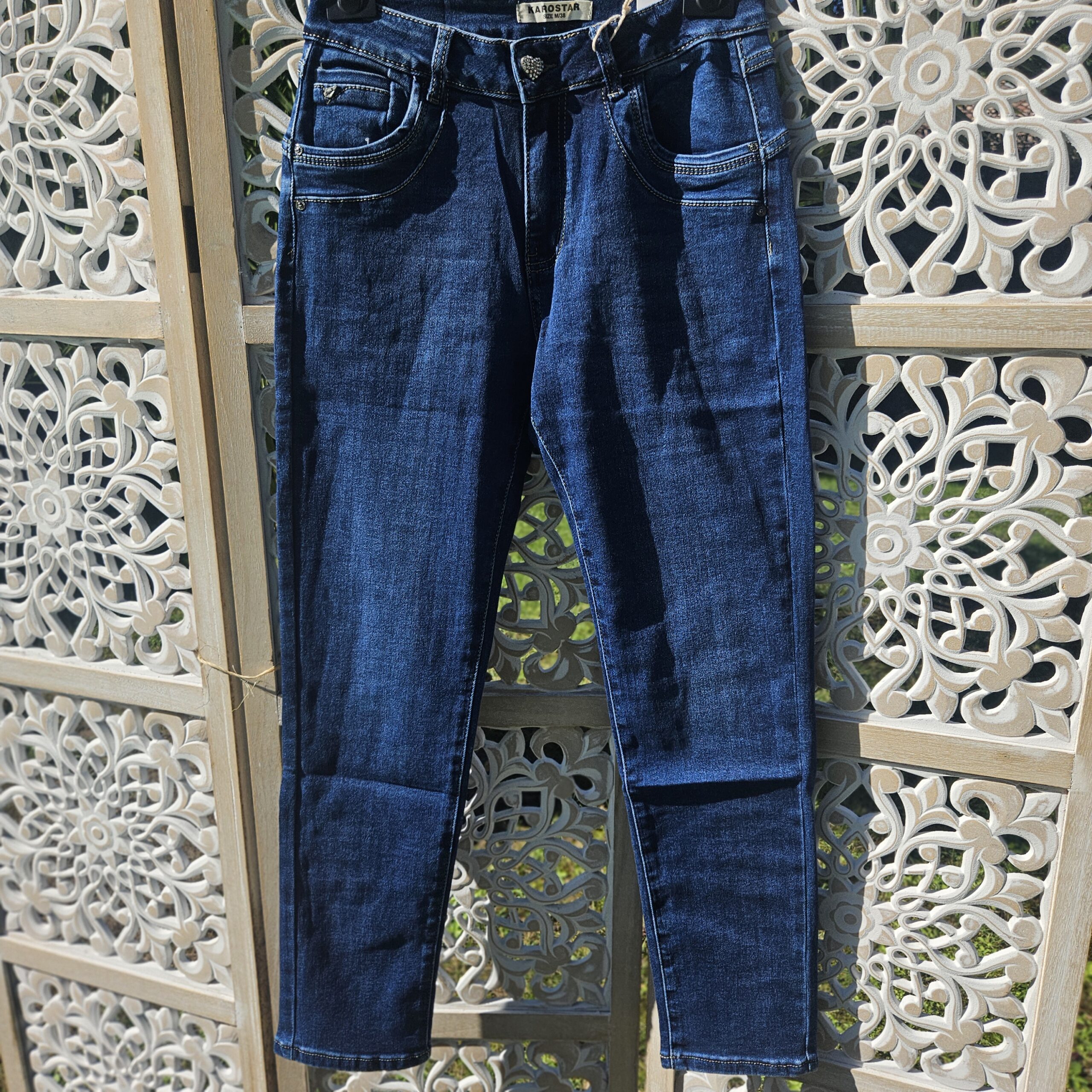 Jean's bleu foncé un bouton cœur brillant