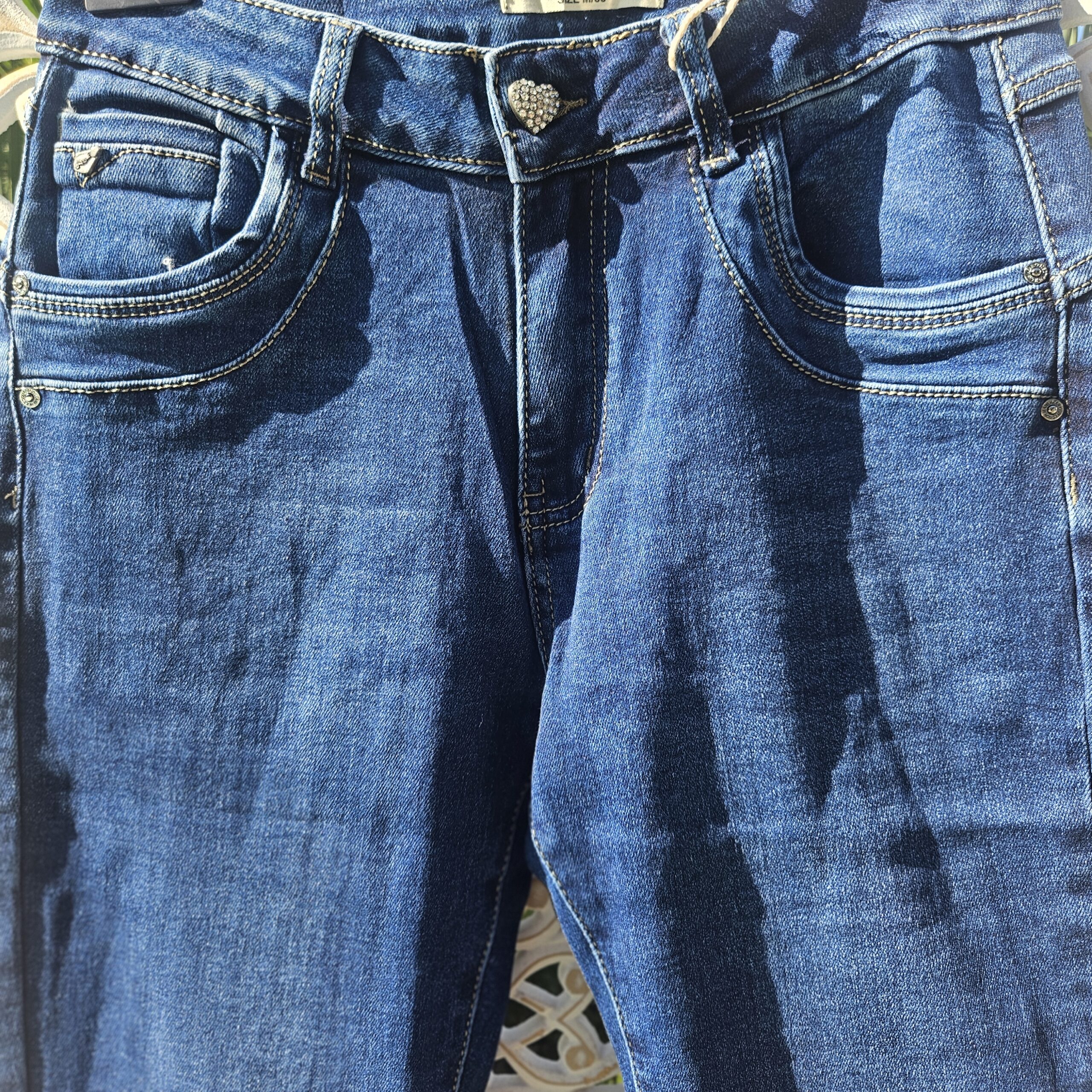 Jean's bleu foncé un bouton cœur brillant – Image 12