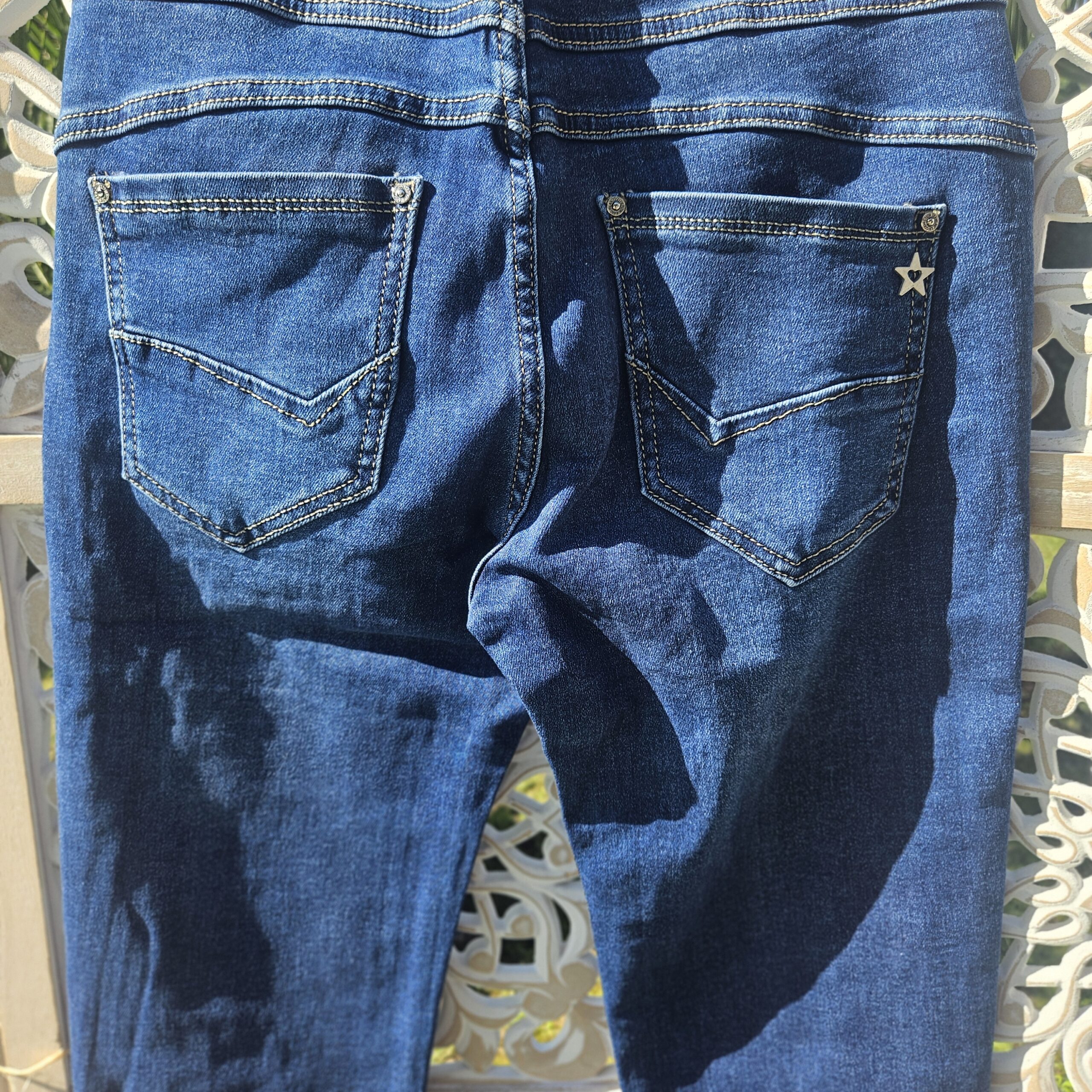 Jean's bleu foncé un bouton cœur brillant – Image 14