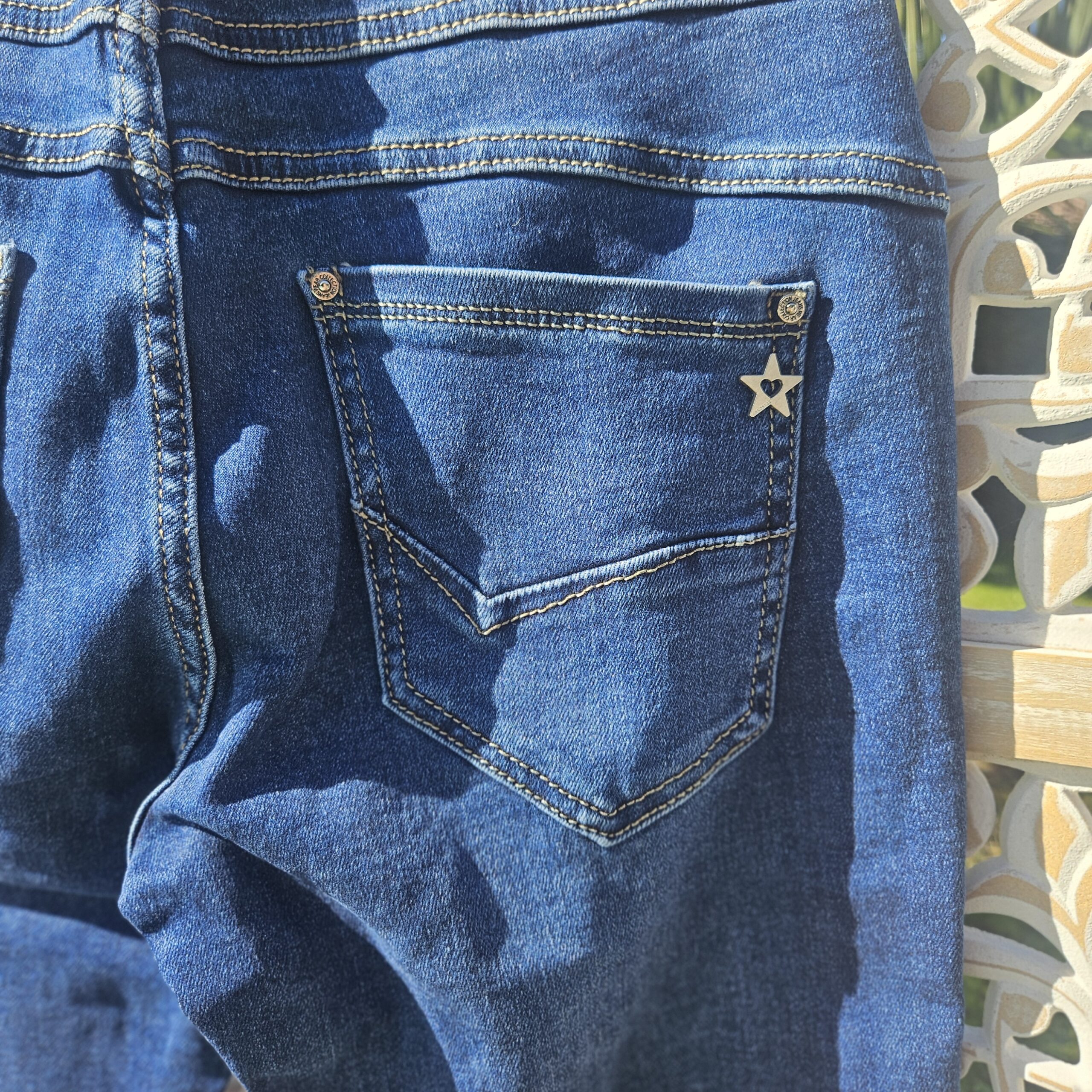 Jean's bleu foncé un bouton cœur brillant – Image 15