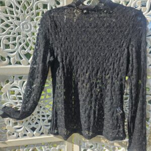 Mousseline noire en dentelle avec col