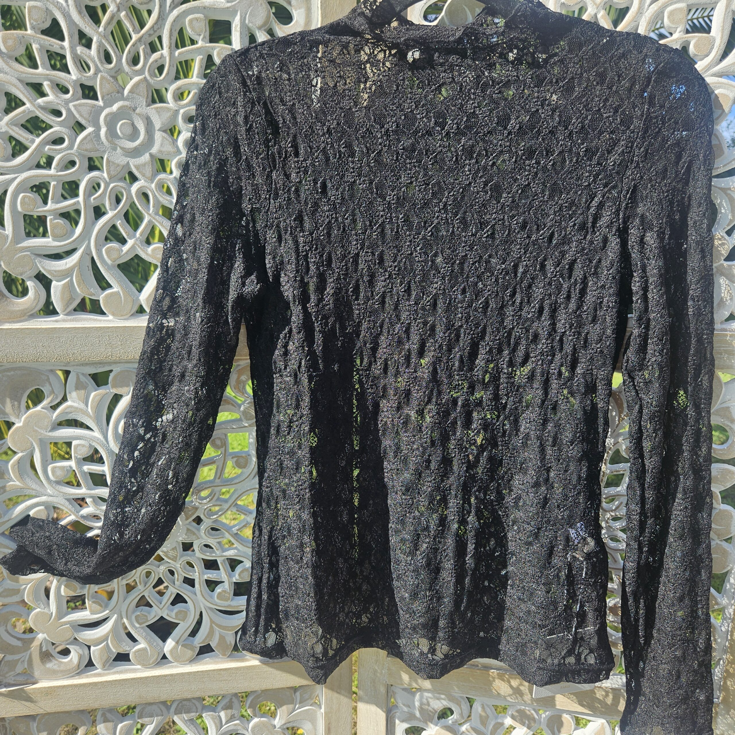 Mousseline noire en dentelle avec col