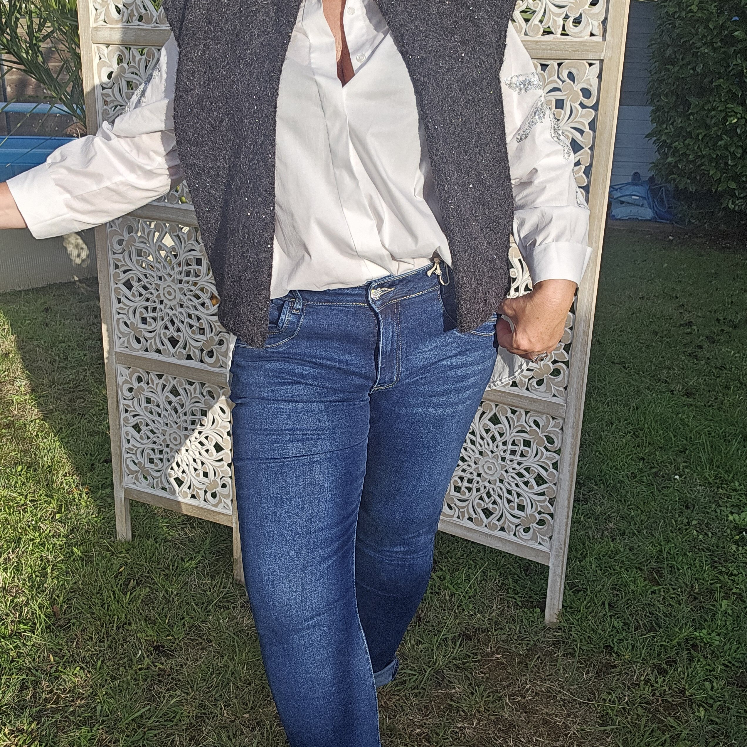 Jean's bleu foncé un bouton cœur brillant – Image 4