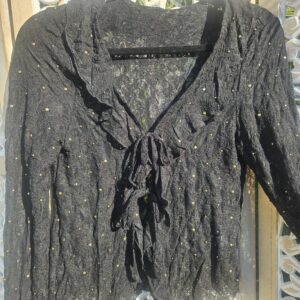 Top noir dentelle et pastilles cloutées