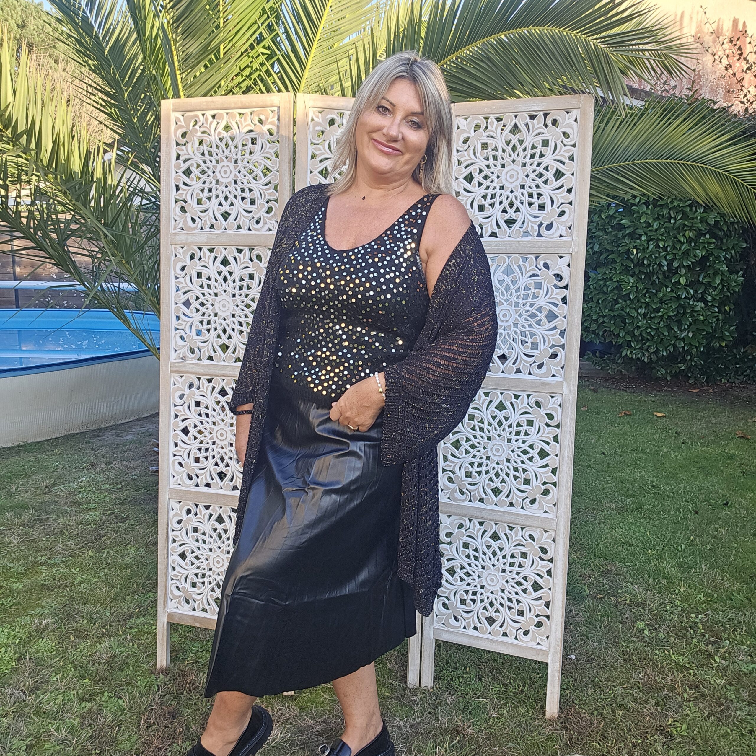 Jupe midi plissée en simili cuir noir – Image 6