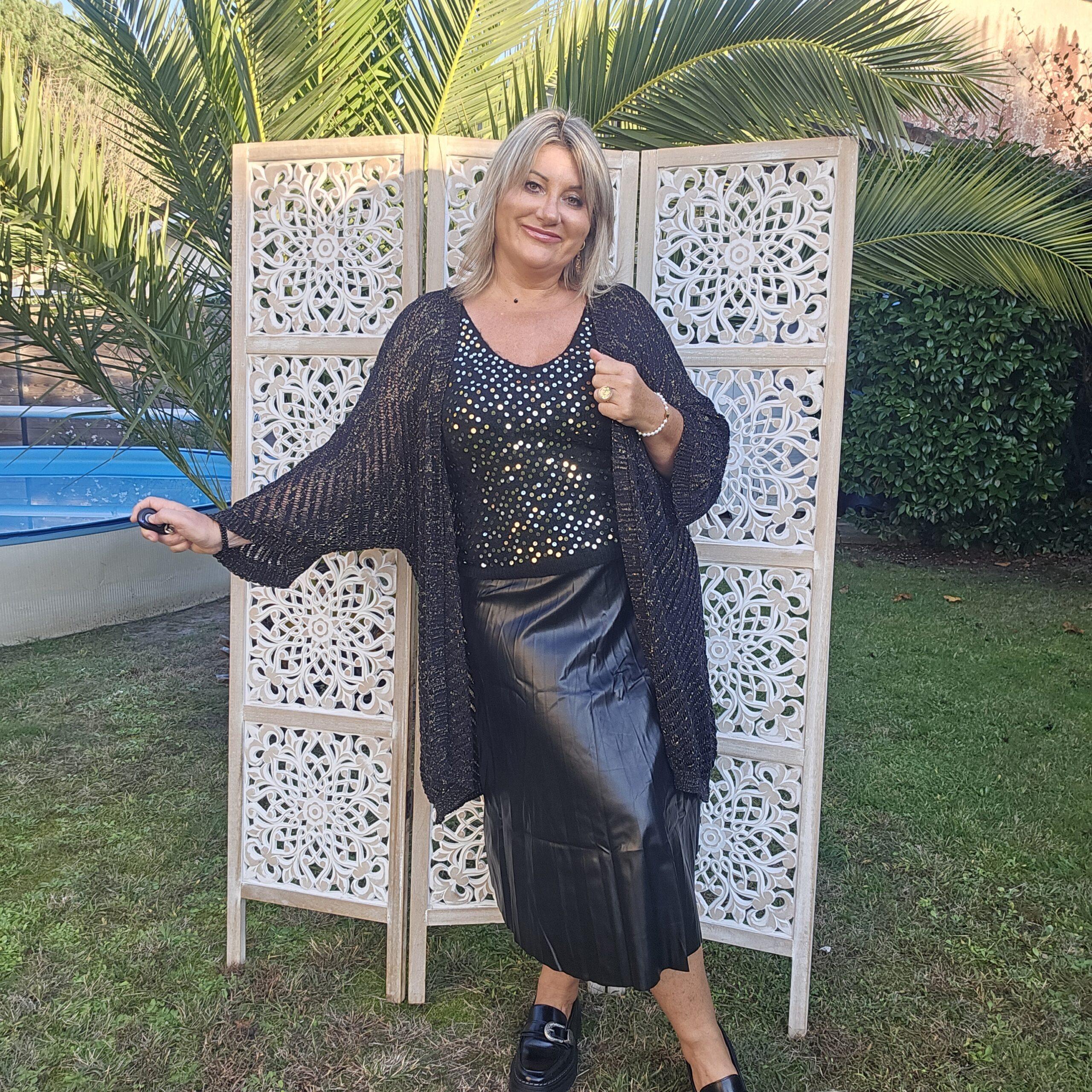 Jupe midi plissée en simili cuir noir – Image 7