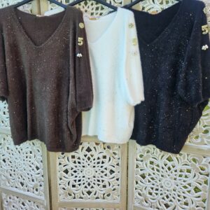 Pull pailleté avec 3 broches bijoux