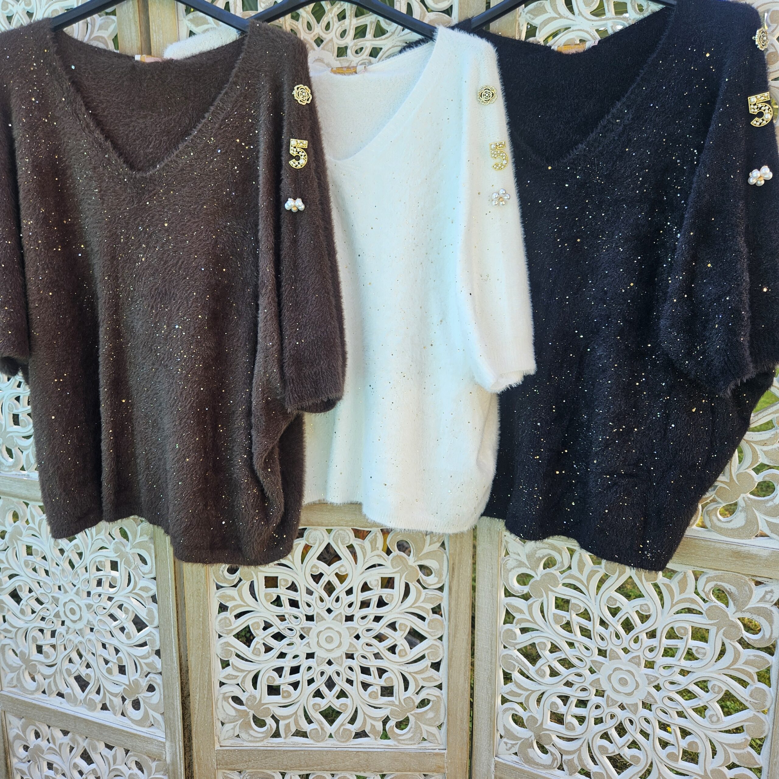 Pull pailleté avec 3 broches bijoux