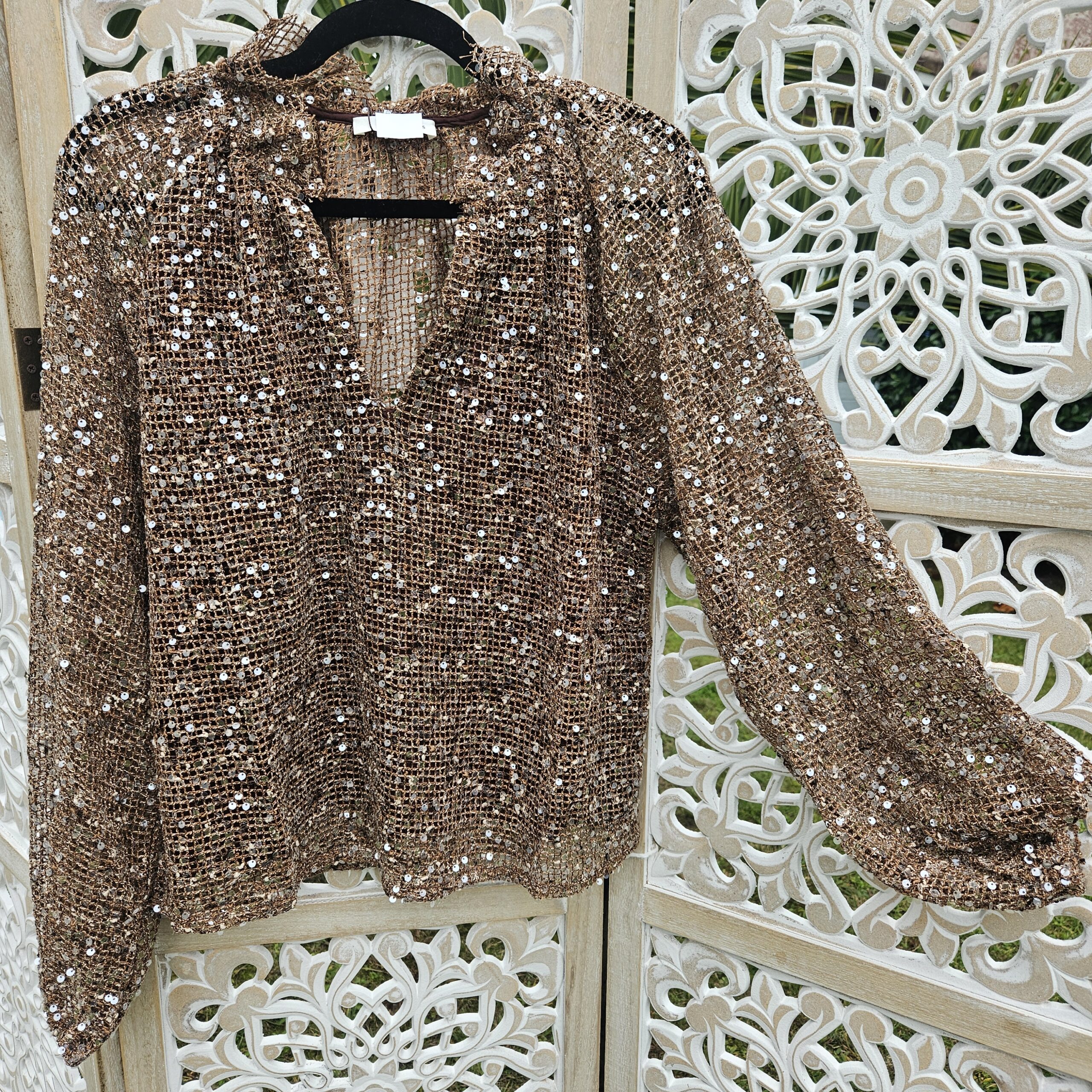 Blouse chocolat en filet et sequins