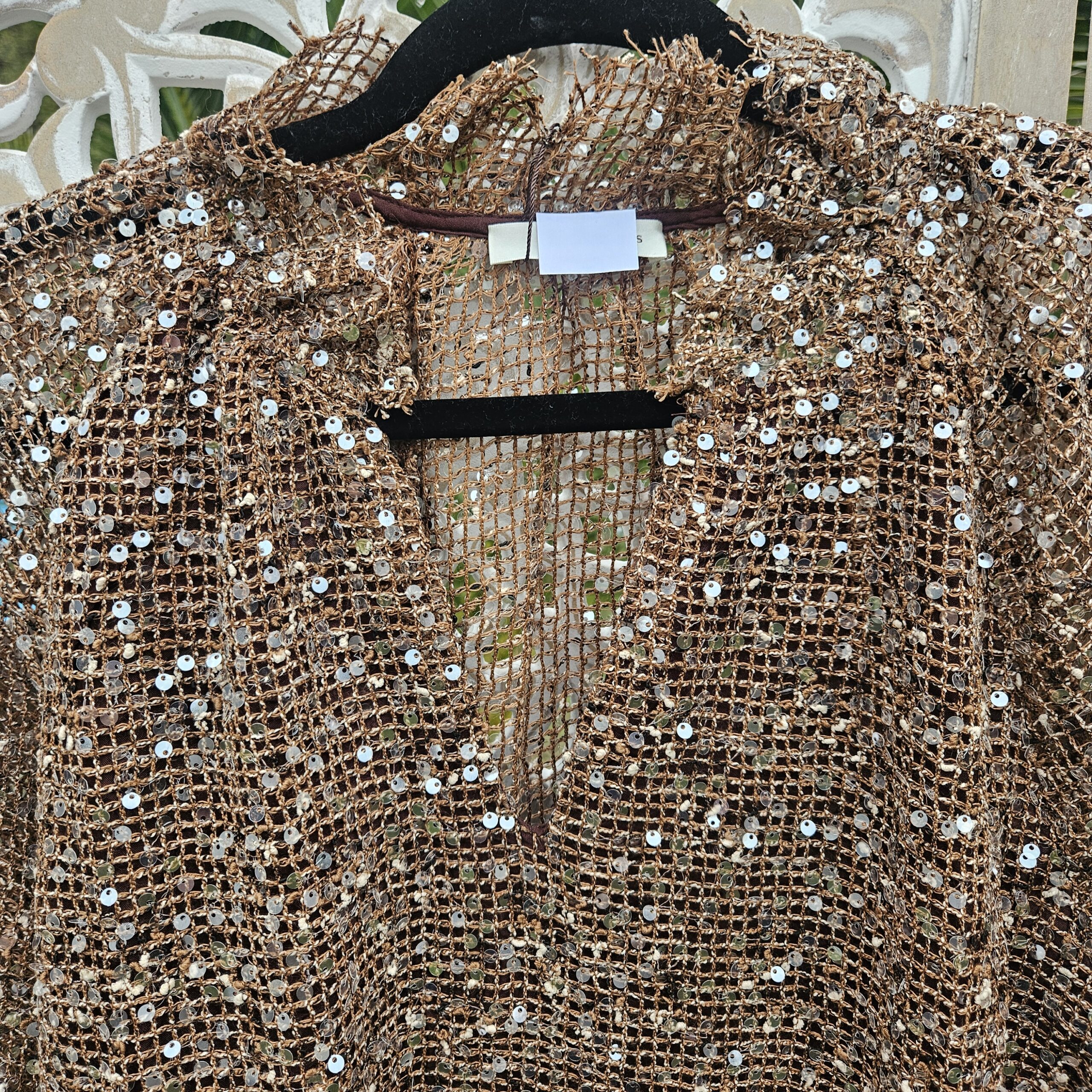 Blouse chocolat en filet et sequins – Image 25