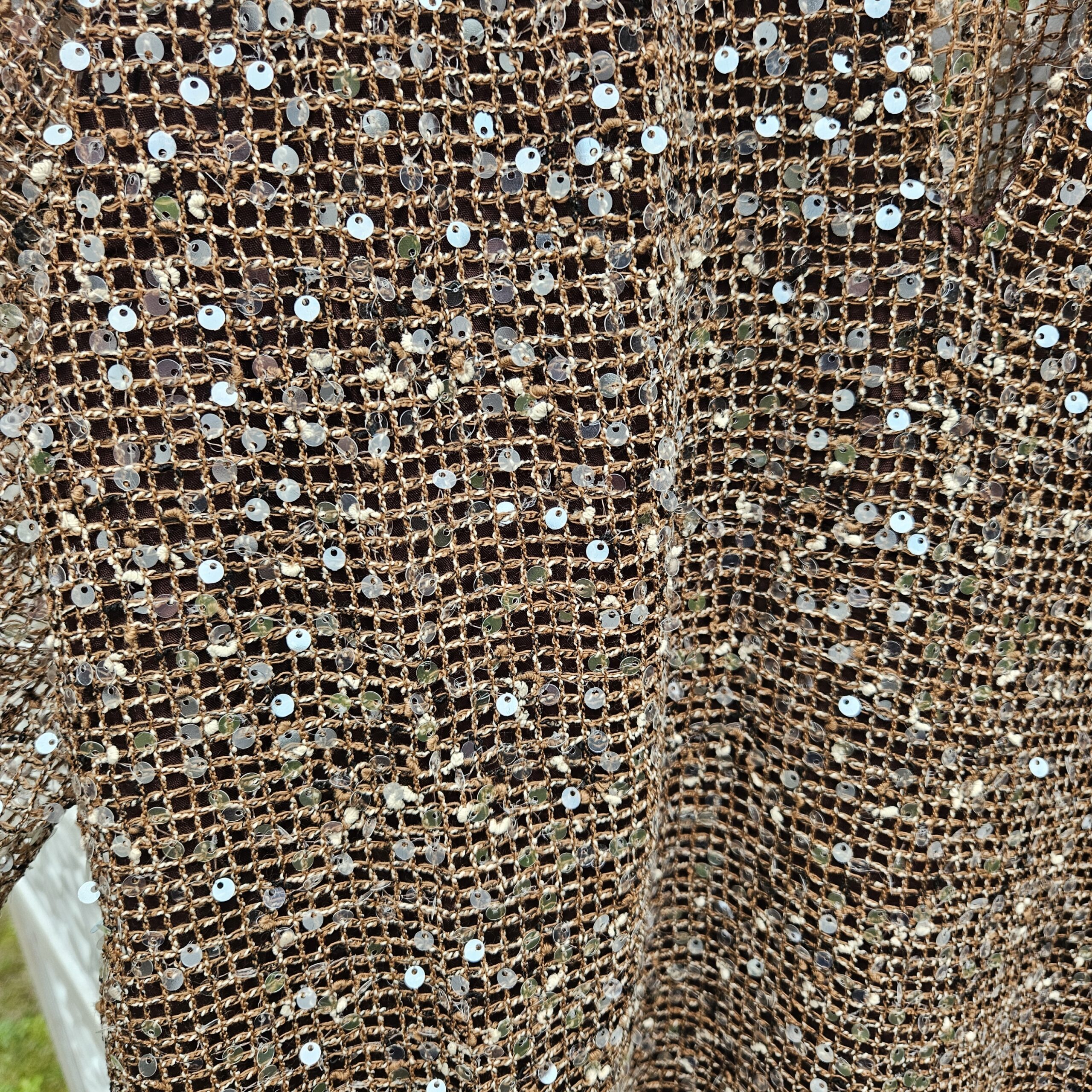 Blouse chocolat en filet et sequins – Image 26