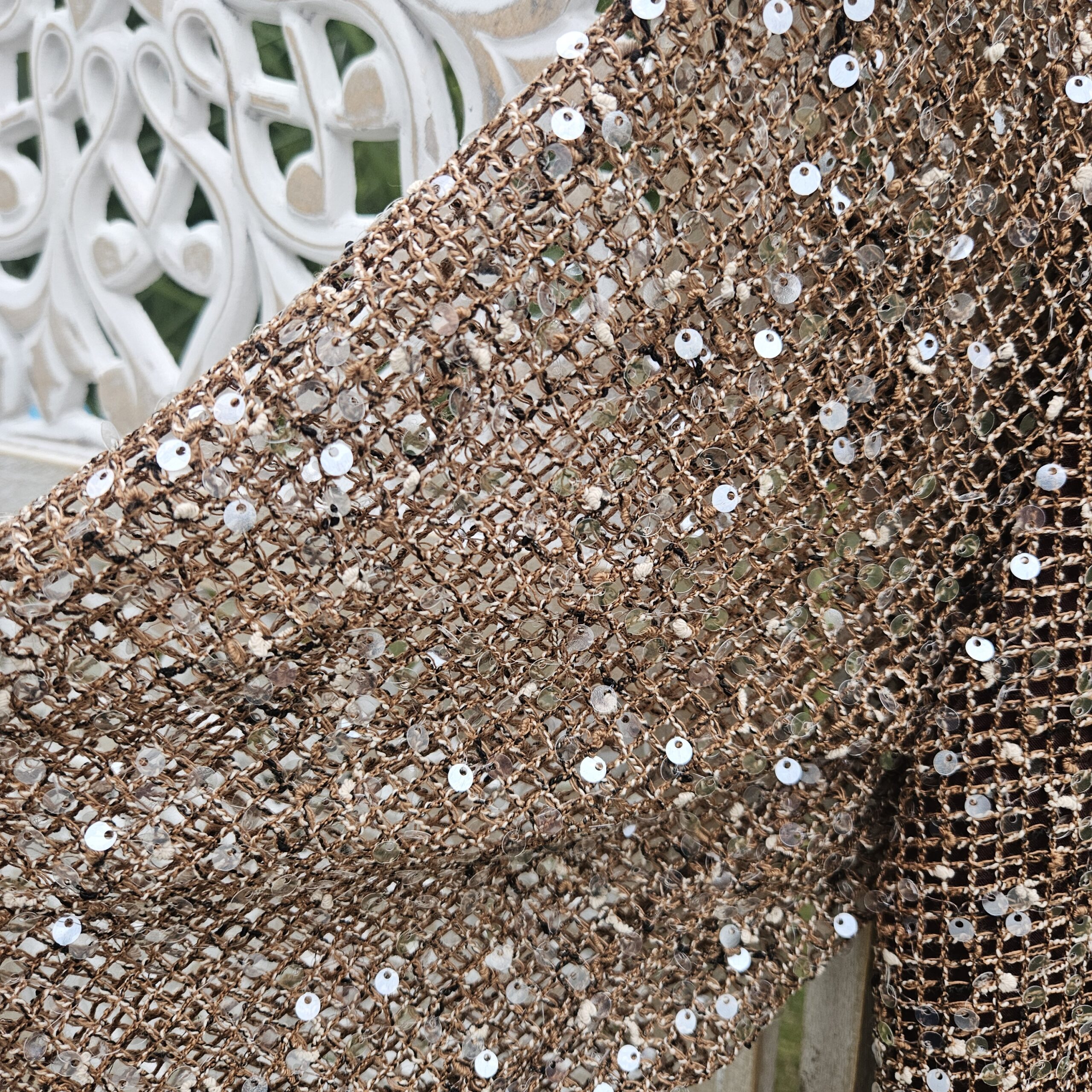 Blouse chocolat en filet et sequins – Image 27