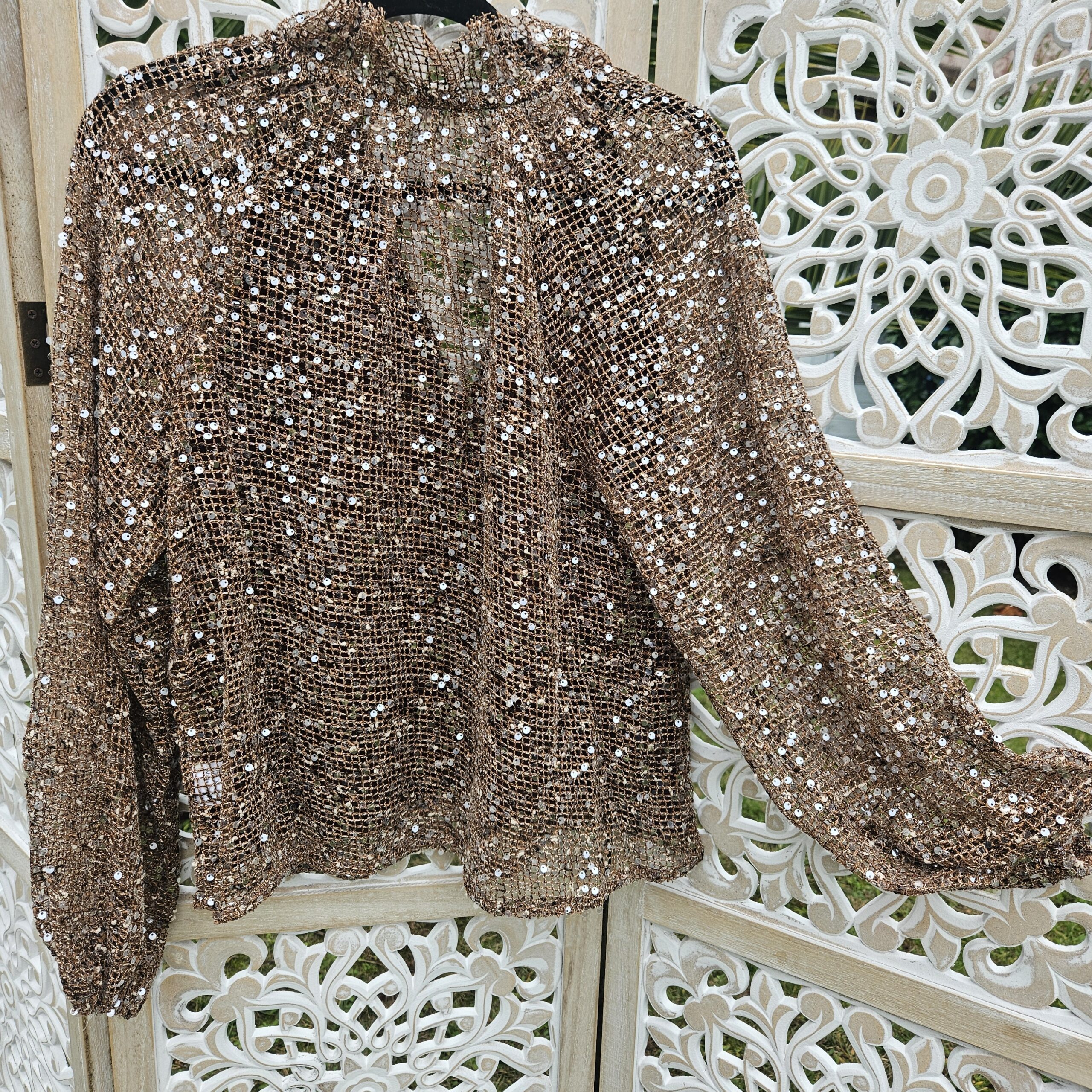 Blouse chocolat en filet et sequins – Image 23