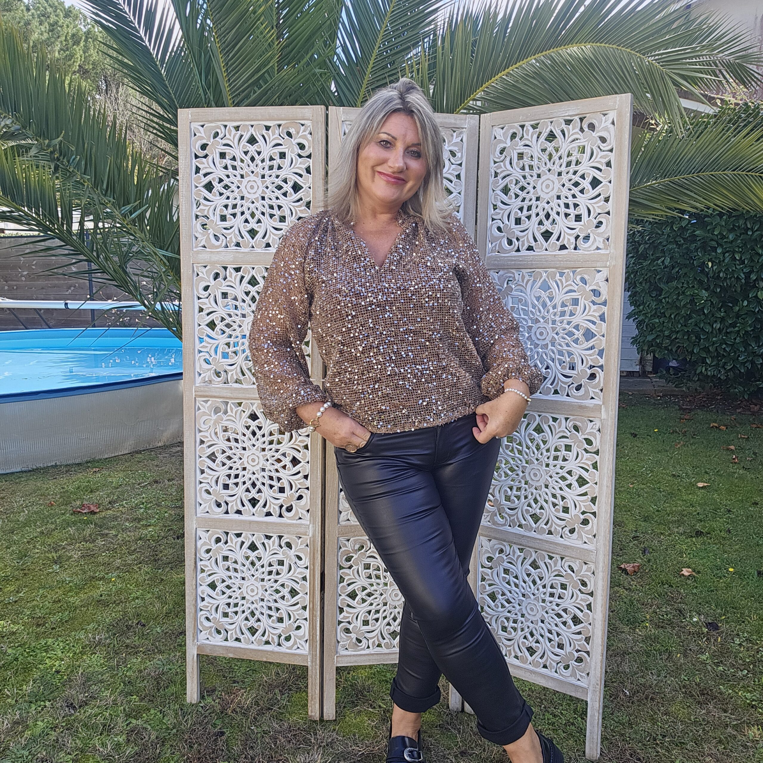 Blouse chocolat en filet et sequins – Image 10