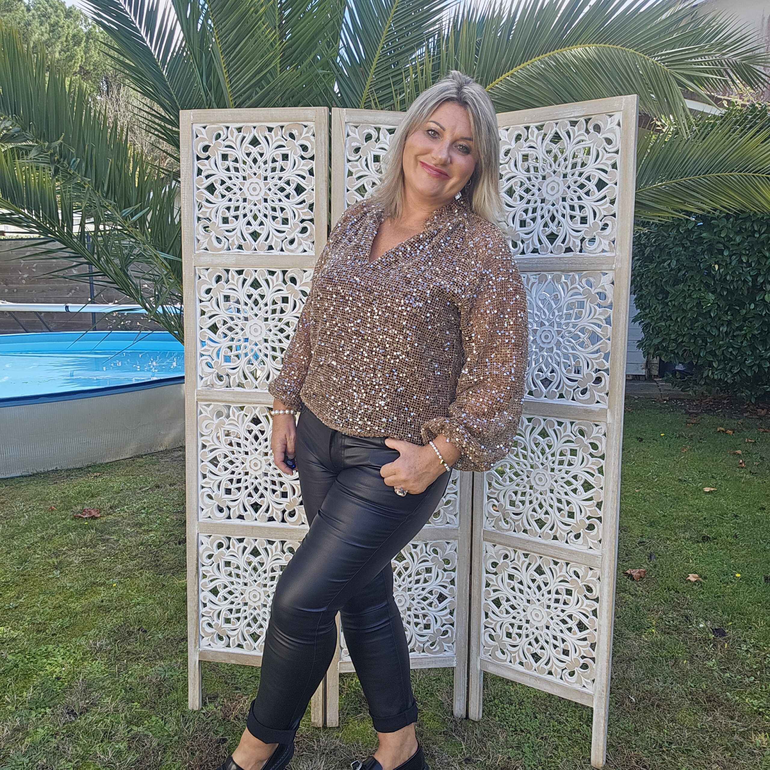 Blouse chocolat en filet et sequins – Image 11