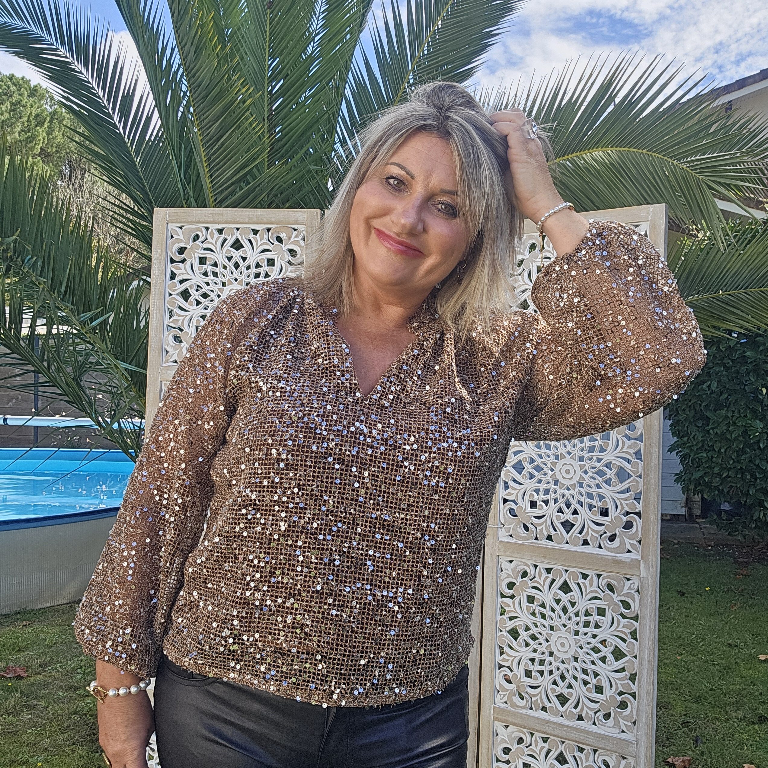 Blouse chocolat en filet et sequins – Image 12