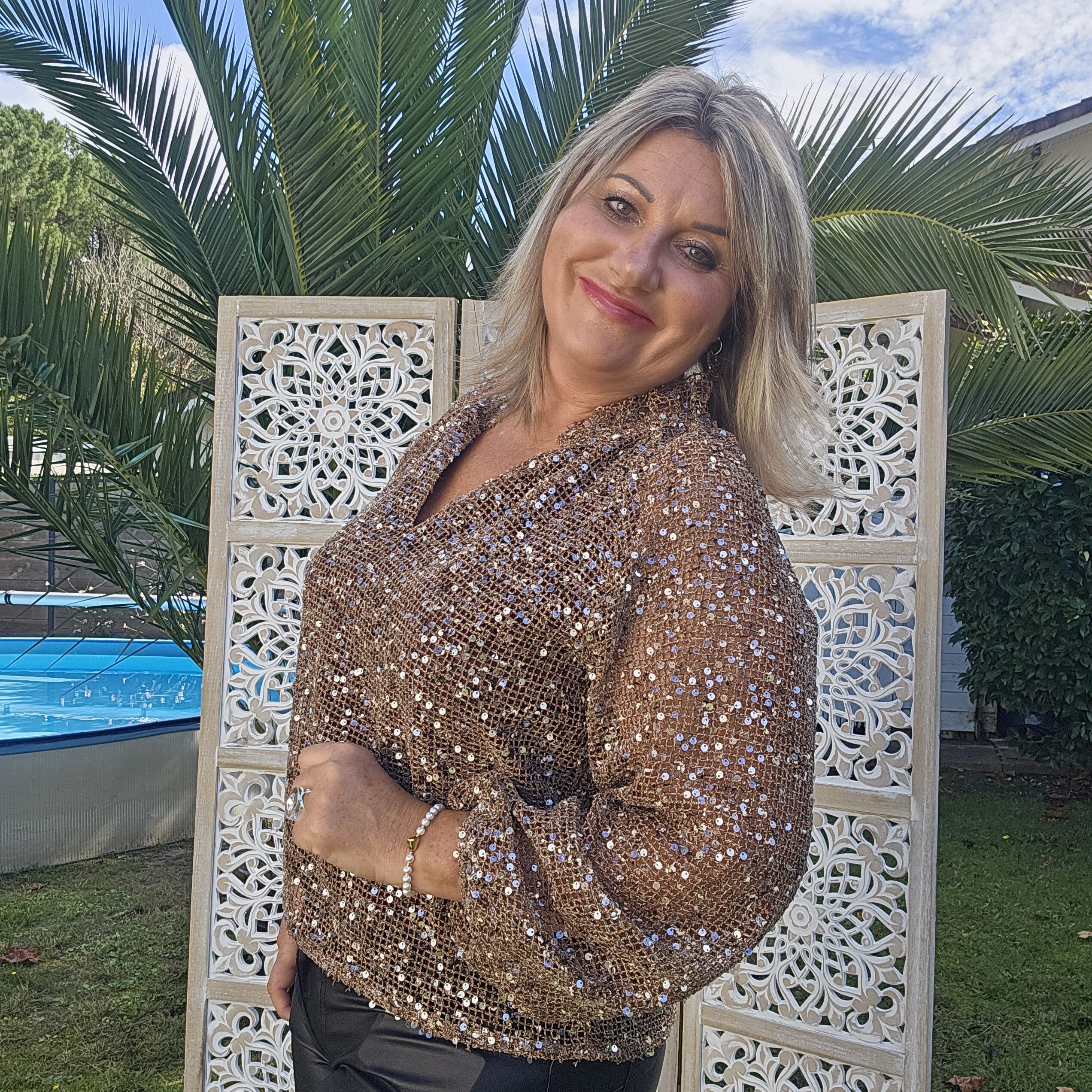 Blouse chocolat en filet et sequins – Image 13