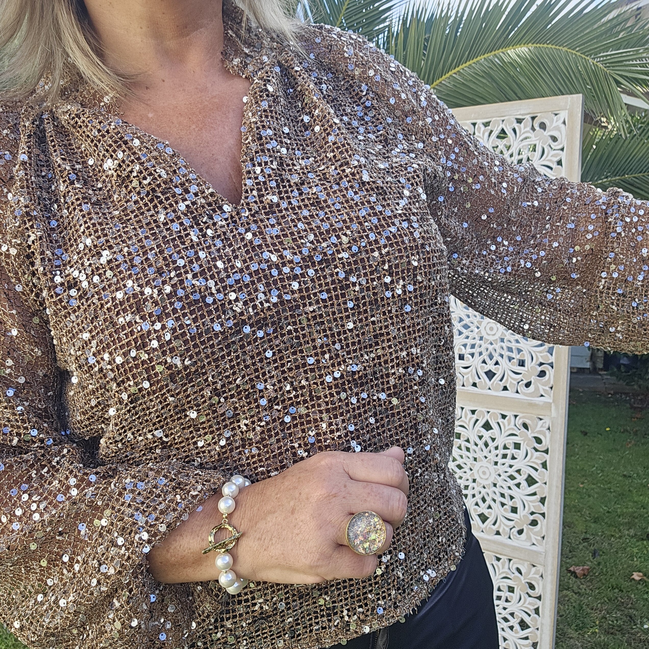Blouse chocolat en filet et sequins – Image 14