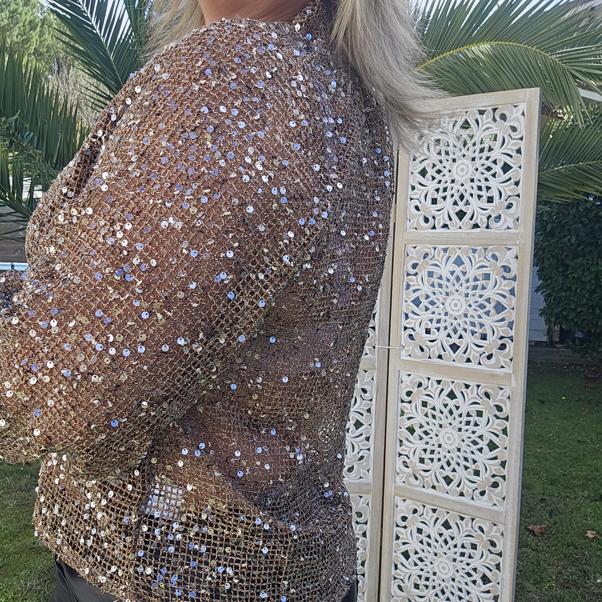 Blouse chocolat en filet et sequins – Image 15