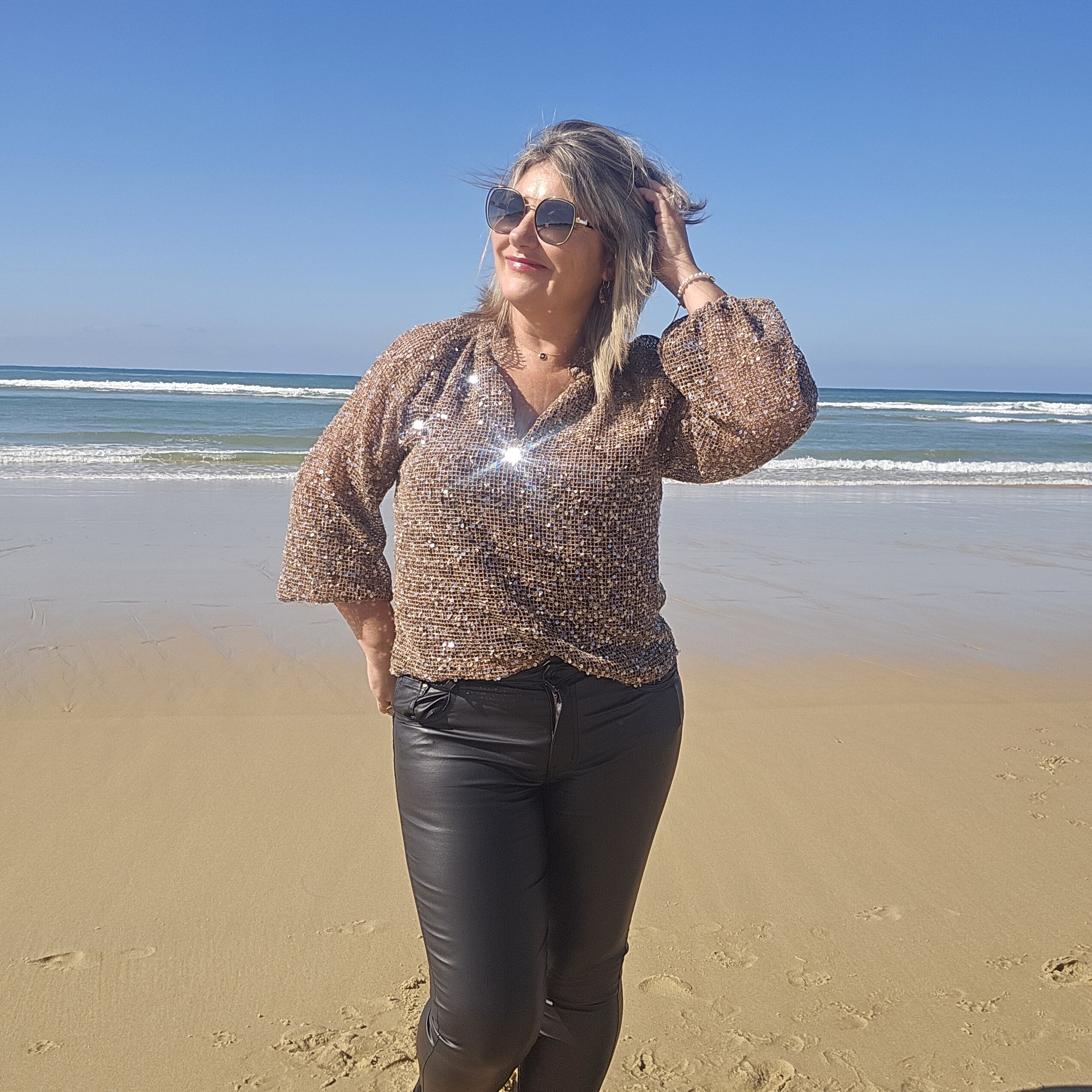 Blouse chocolat en filet et sequins – Image 17