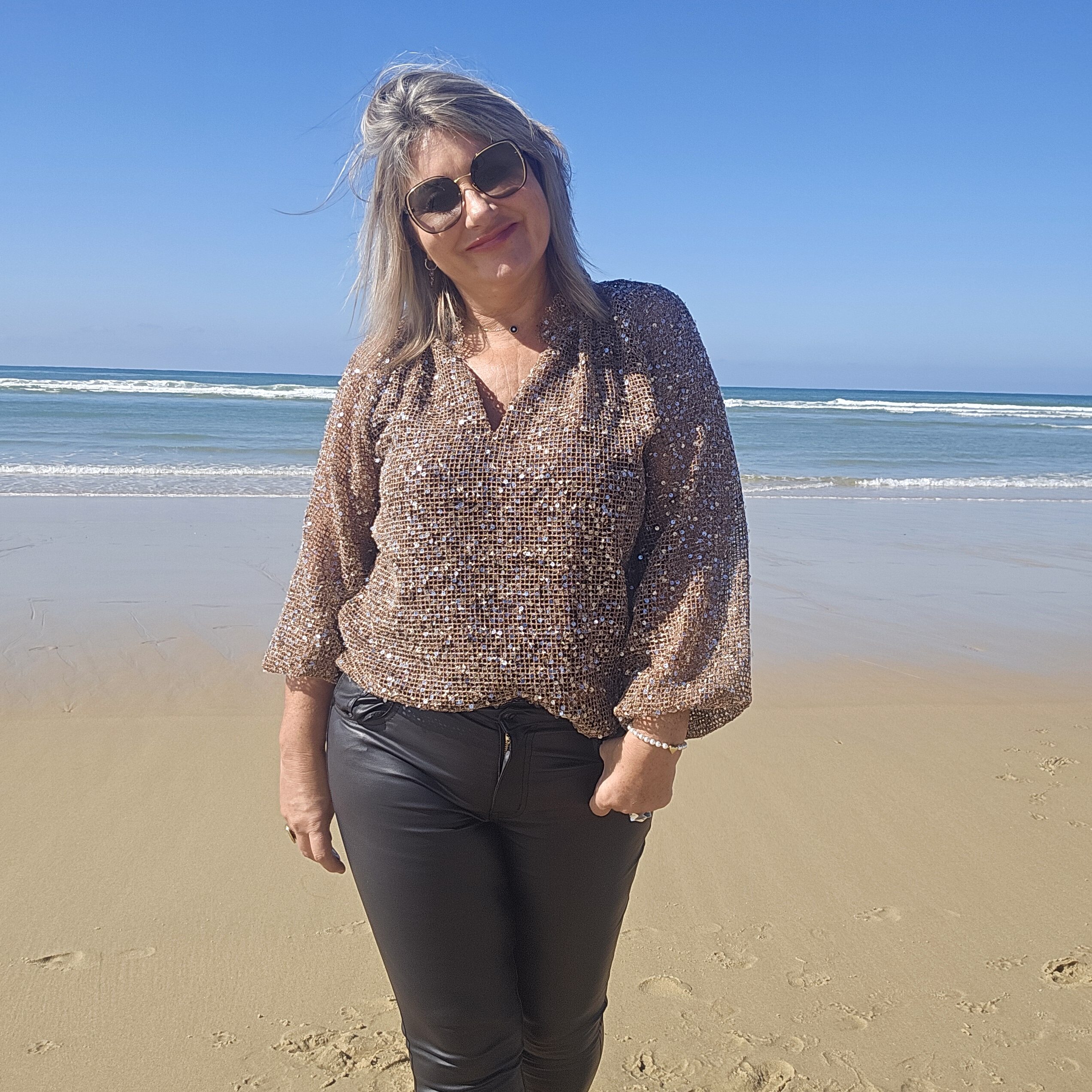 Blouse chocolat en filet et sequins – Image 18