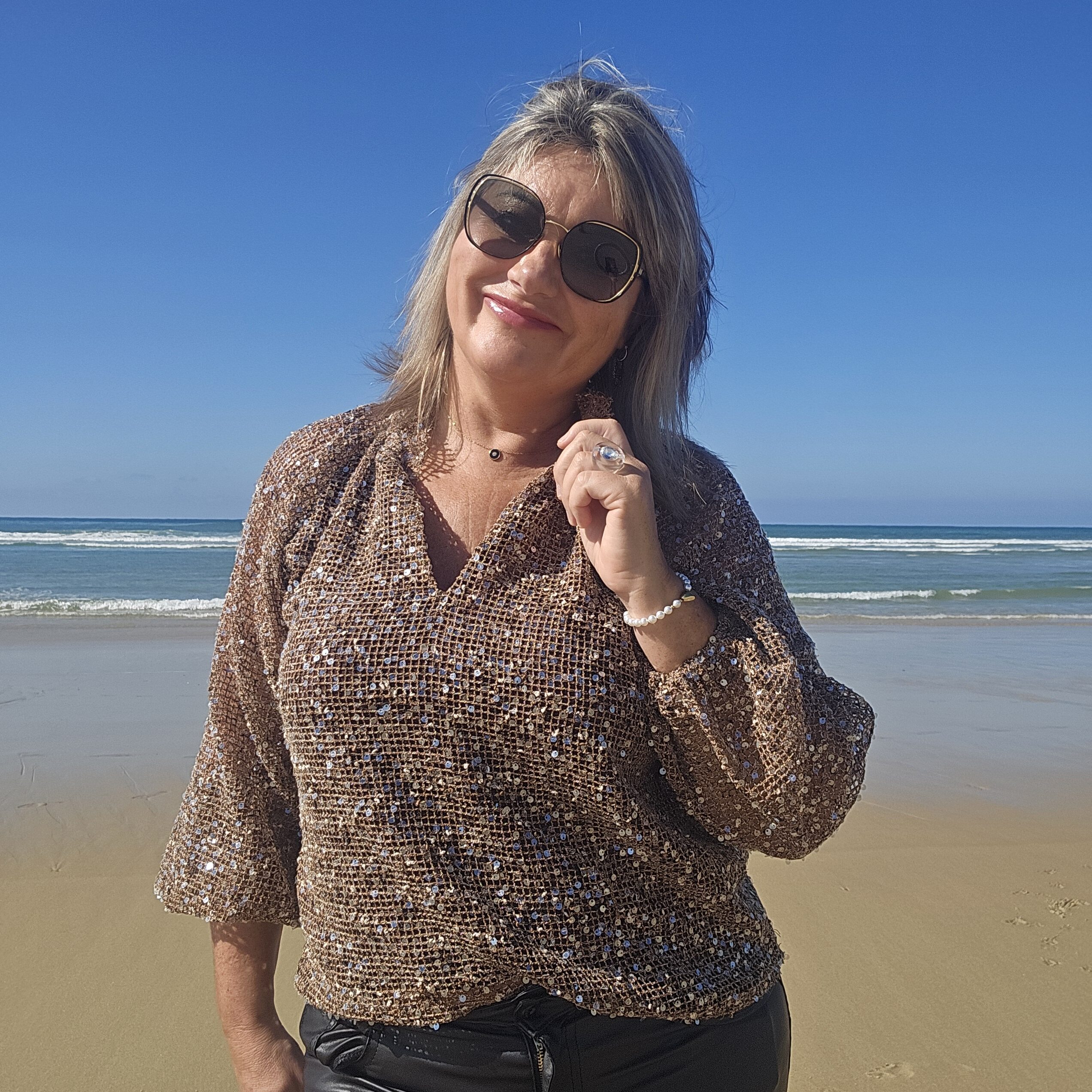 Blouse chocolat en filet et sequins – Image 19