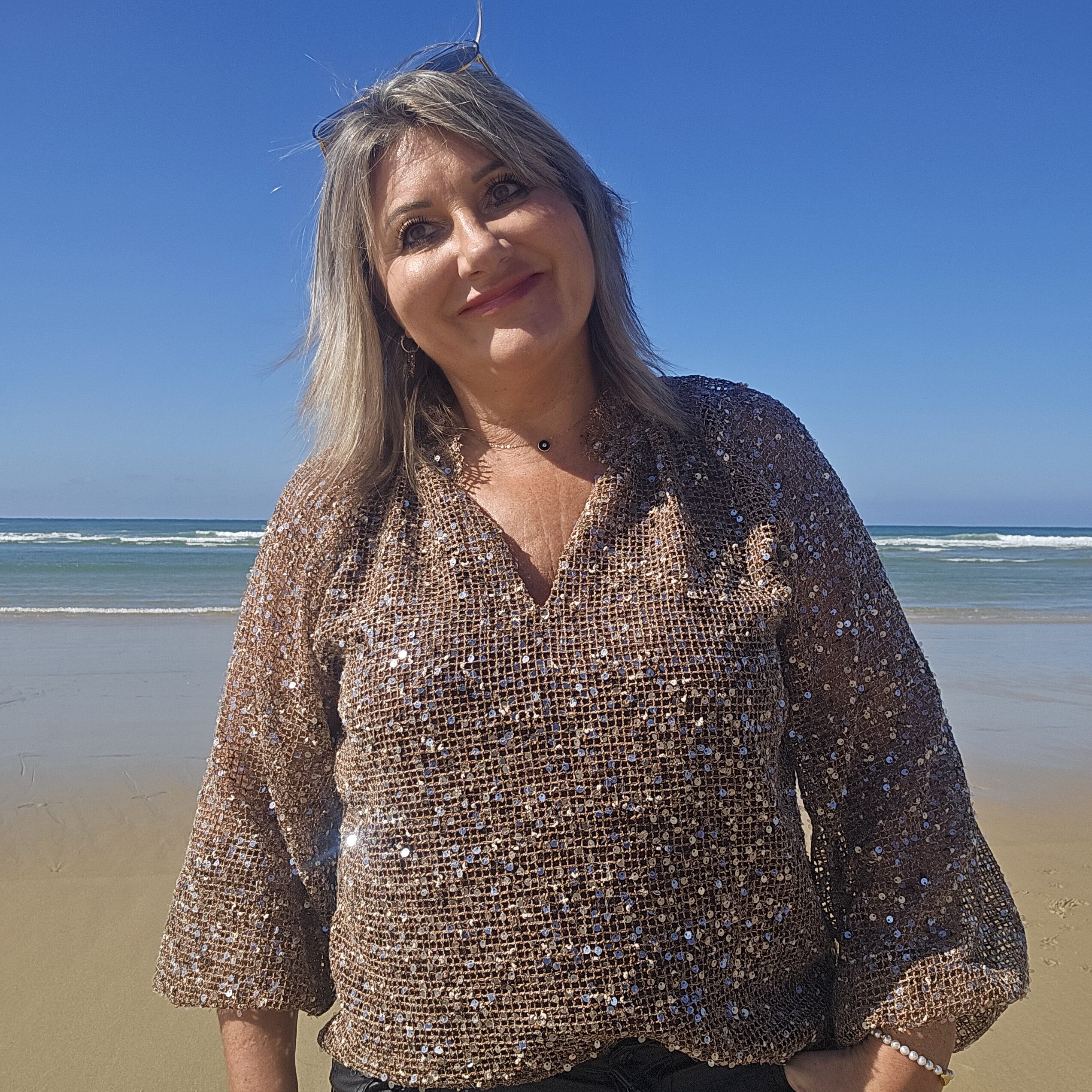 Blouse chocolat en filet et sequins – Image 20