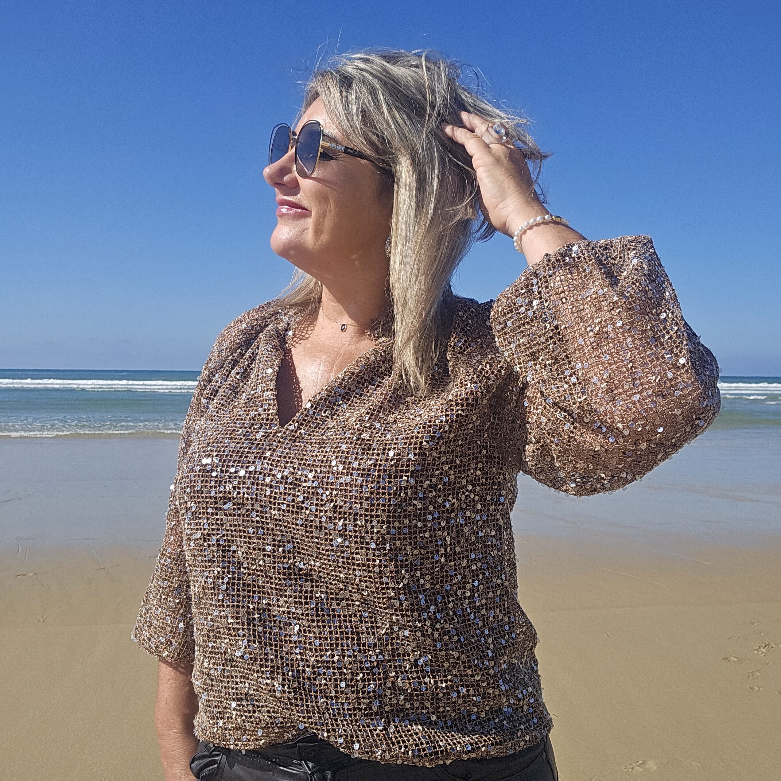 Blouse chocolat en filet et sequins – Image 21