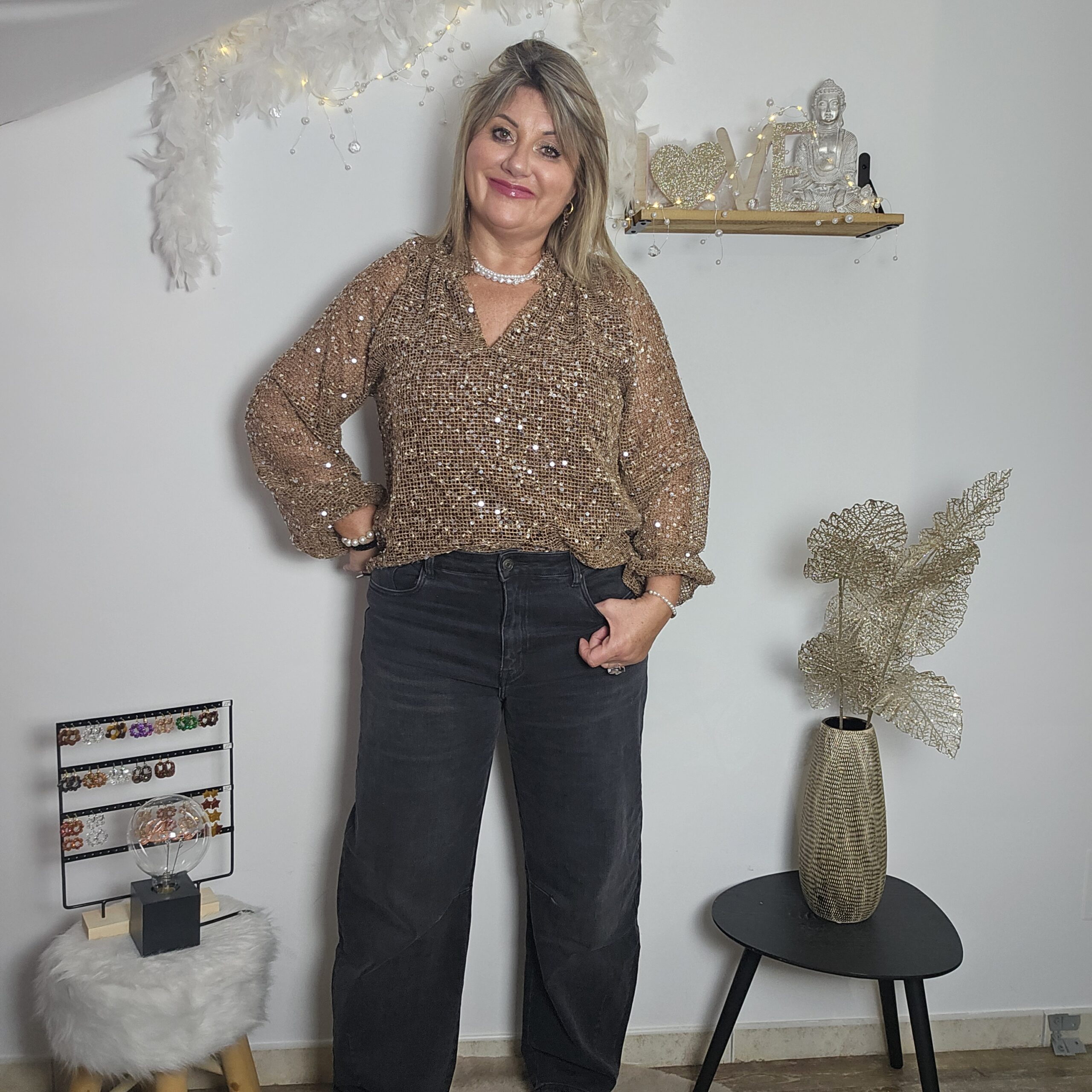 Blouse chocolat en filet et sequins – Image 2