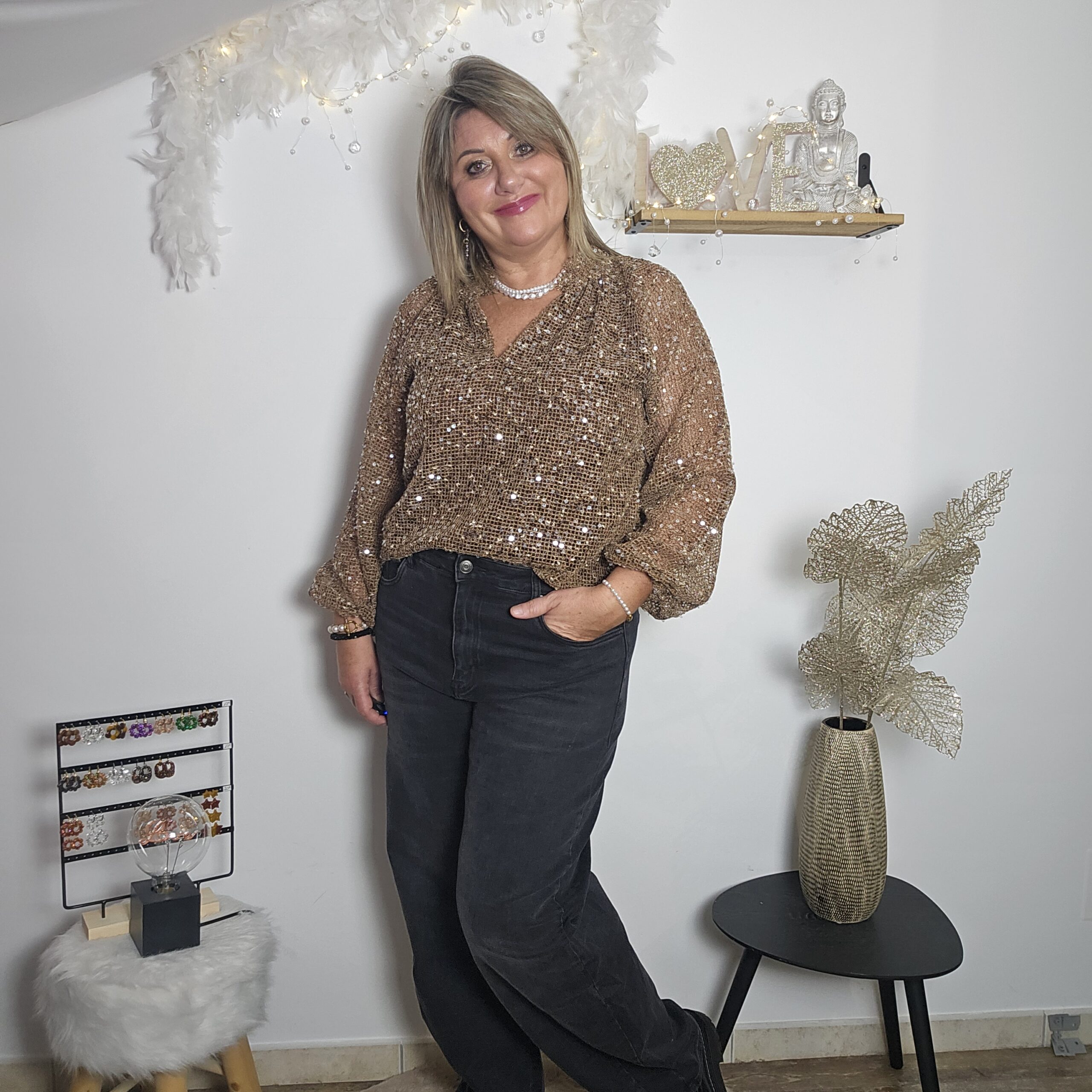 Blouse chocolat en filet et sequins – Image 3