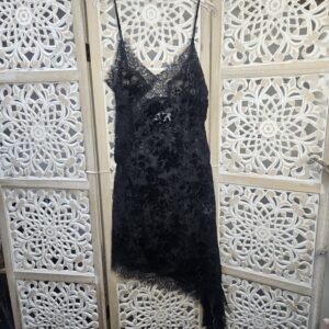 Robe noire dentelle asymétrique