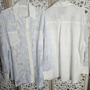 Chemise blanche rayée bleue avec dentelle