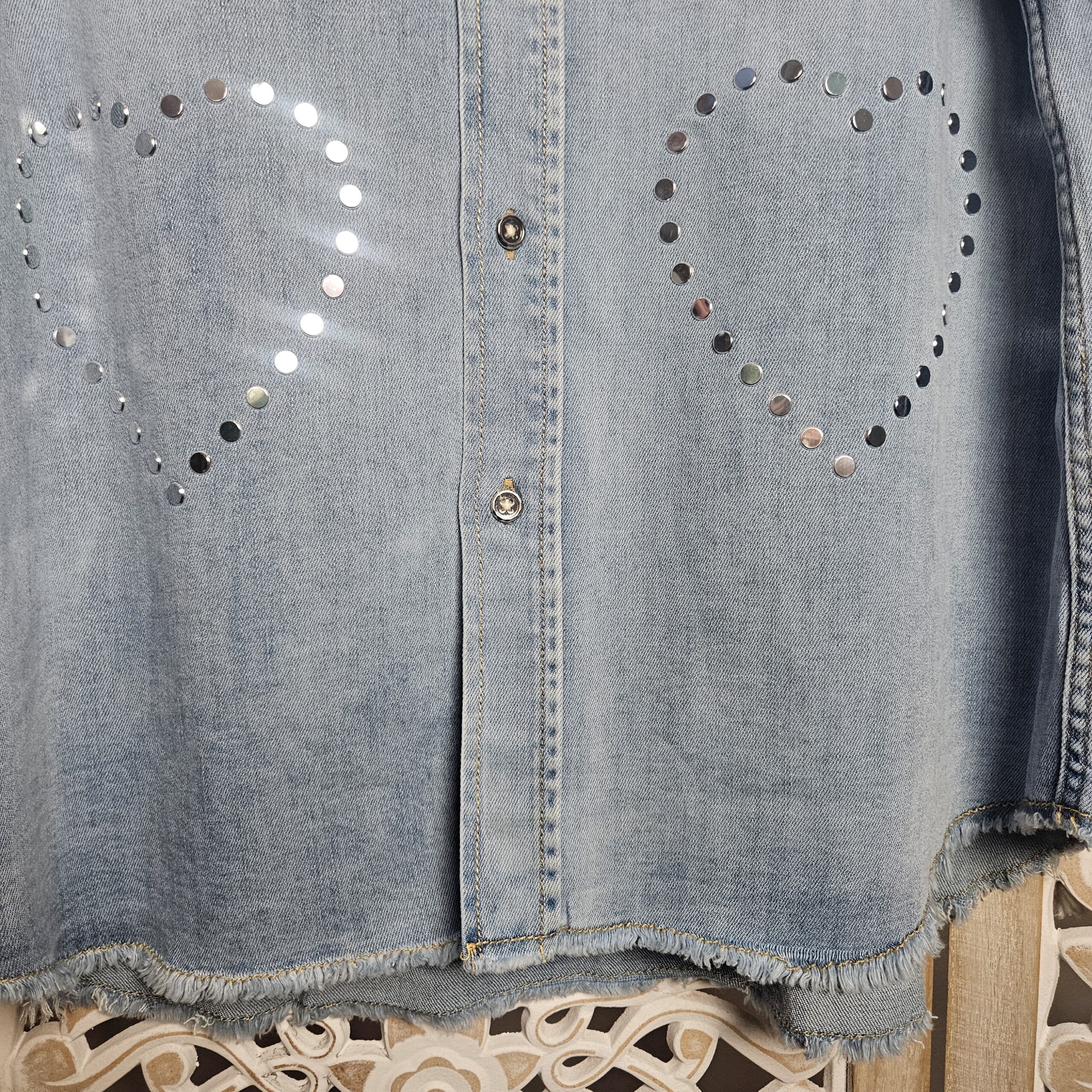 Chemise en Jean avec clous argentés – Image 13