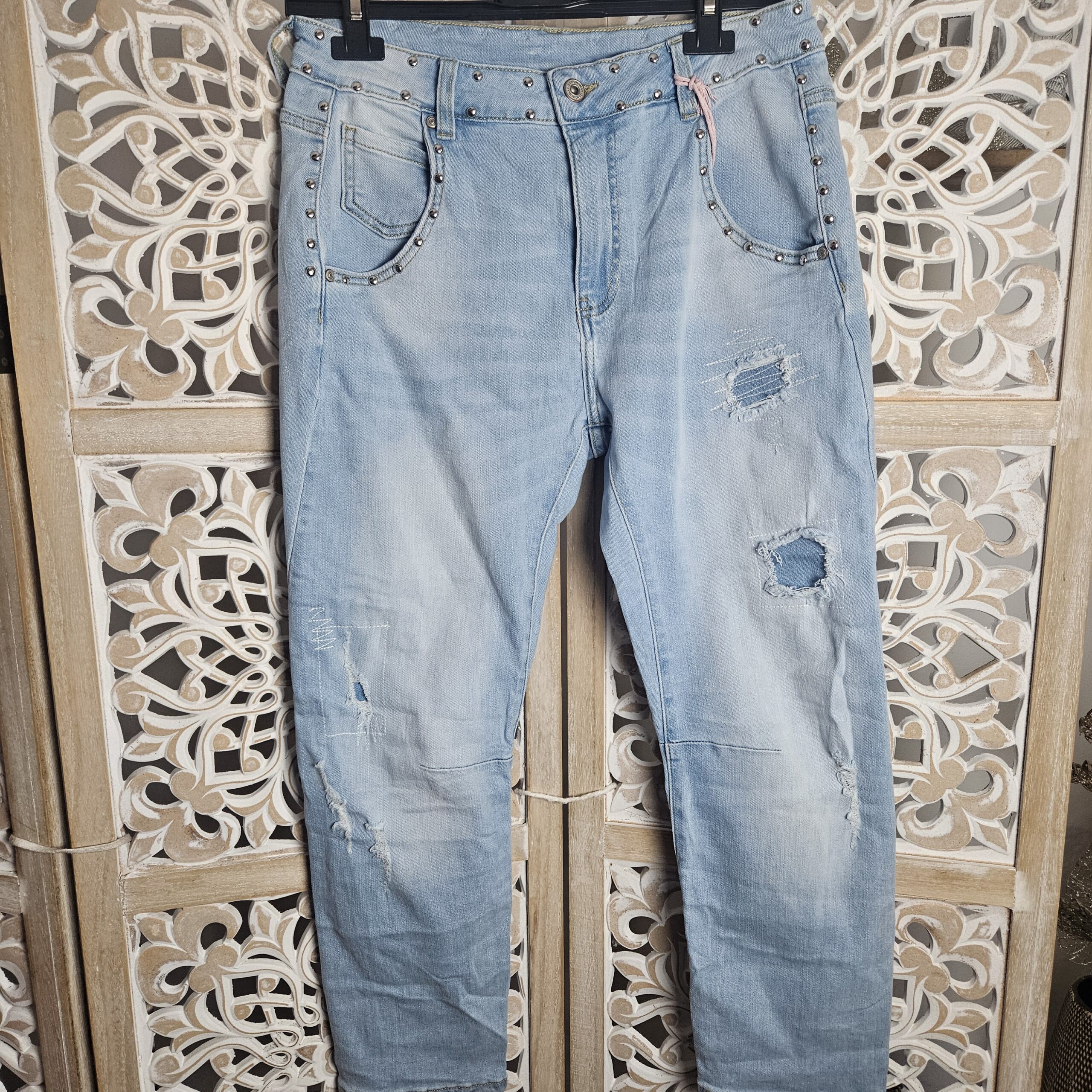Jean clair troué avec clous argentés – Image 12
