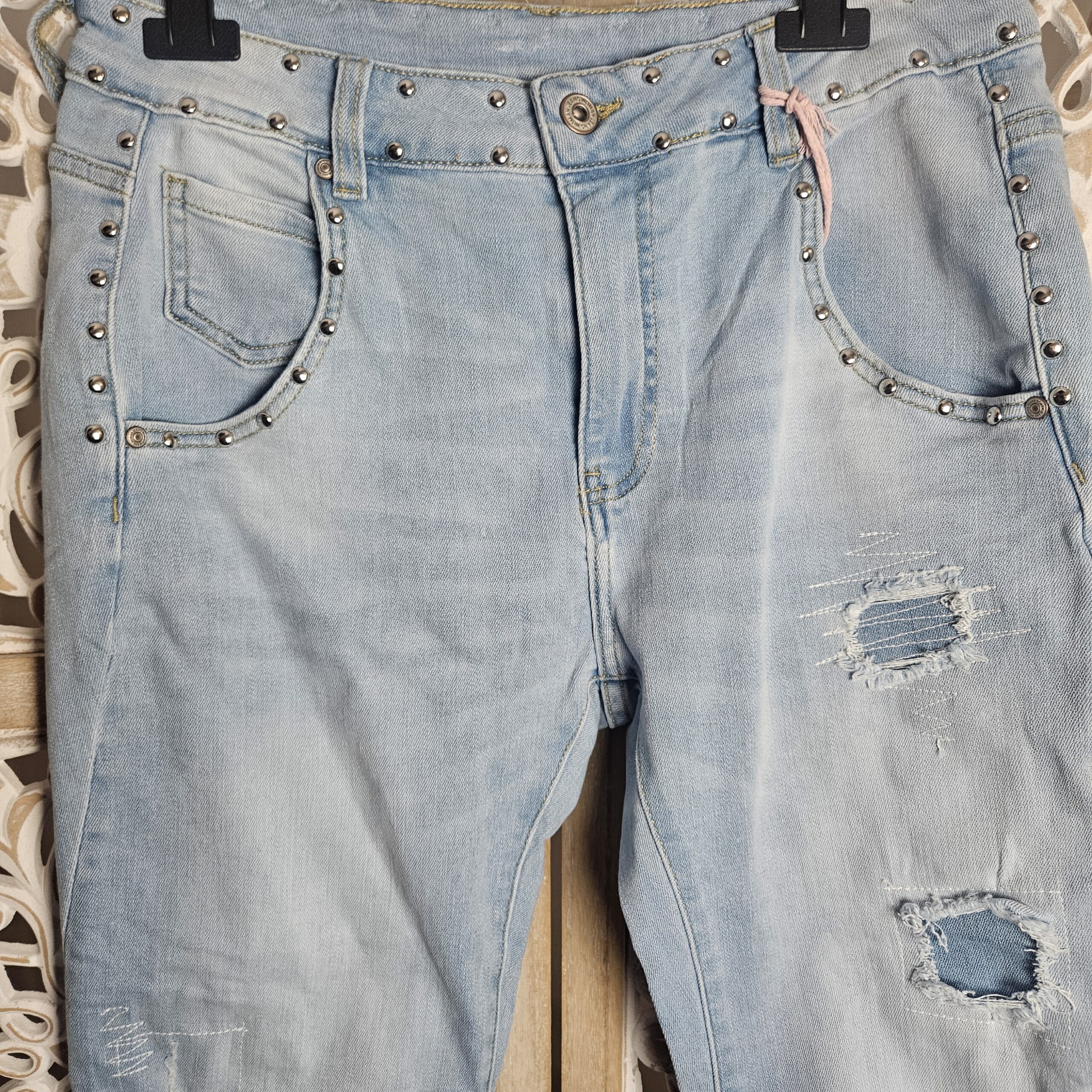 Jean clair troué avec clous argentés – Image 13