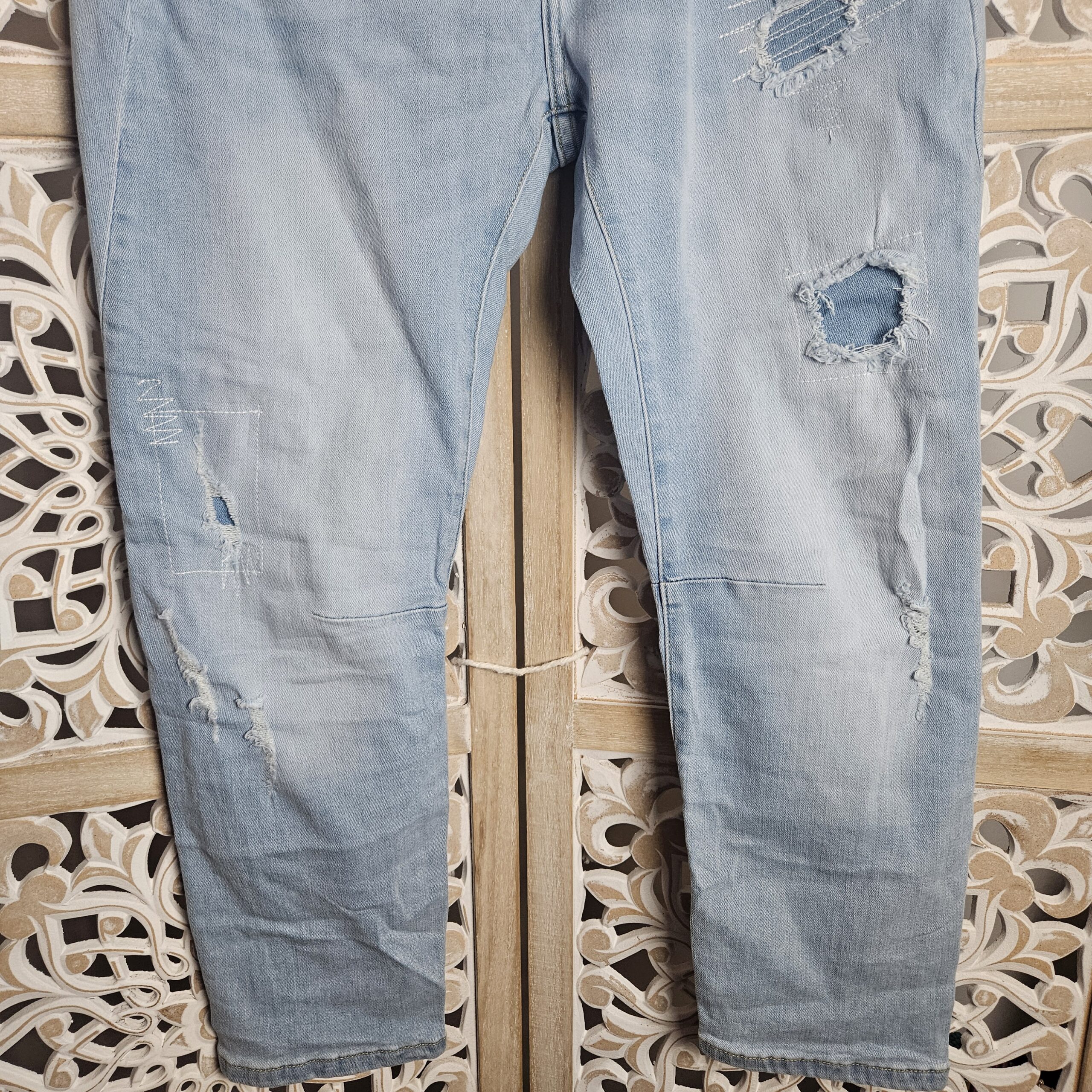 Jean clair troué avec clous argentés – Image 14