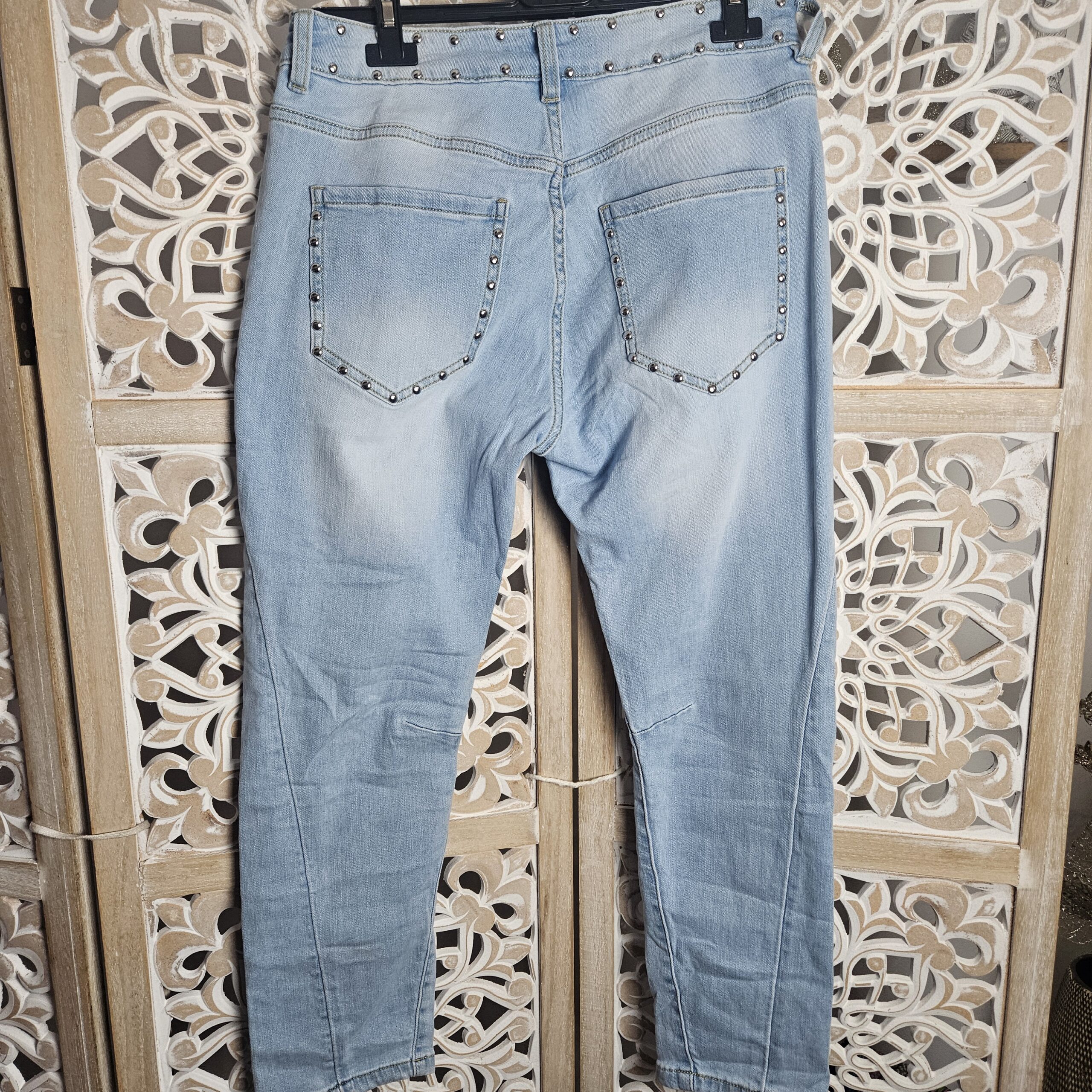 Jean clair troué avec clous argentés – Image 15