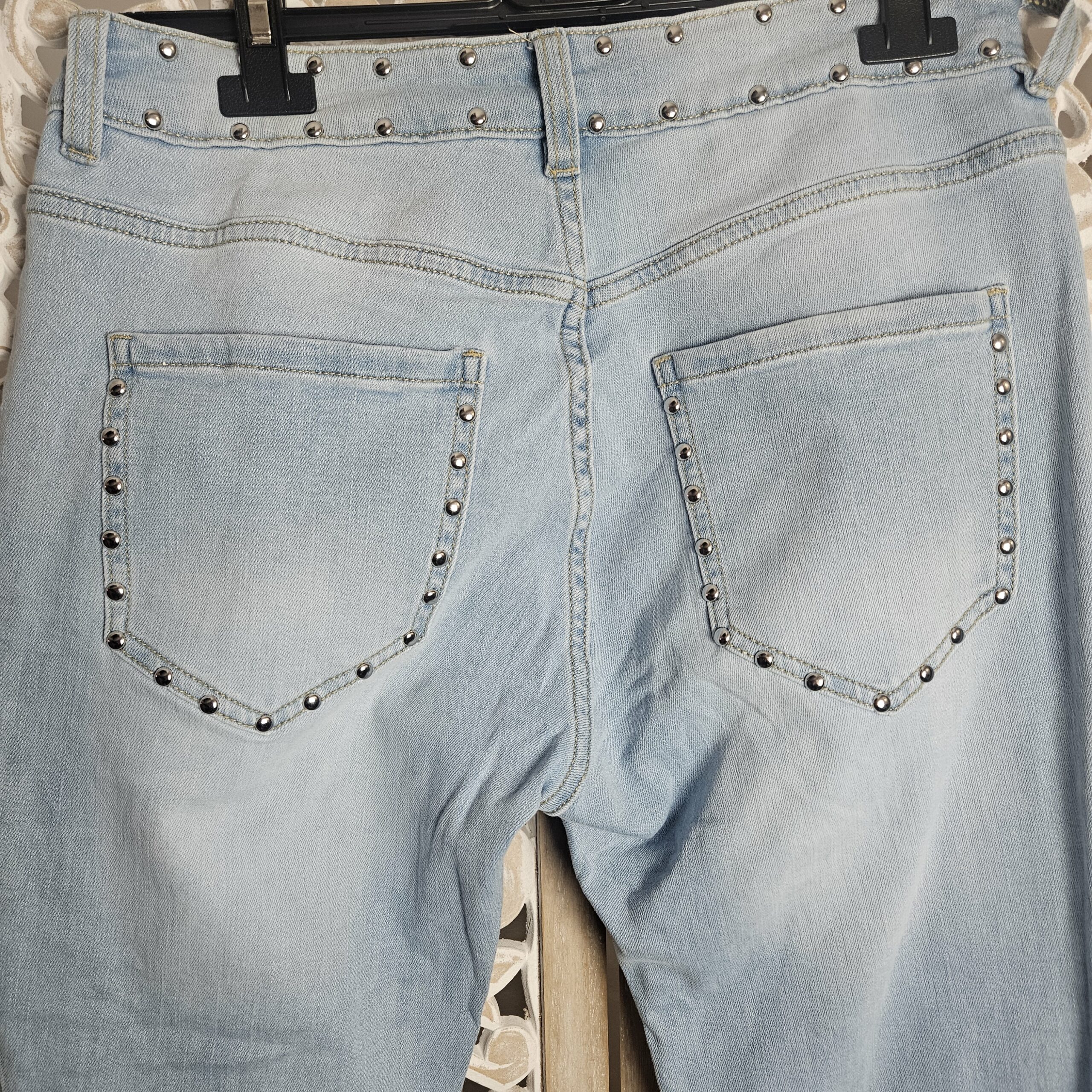 Jean clair troué avec clous argentés – Image 16