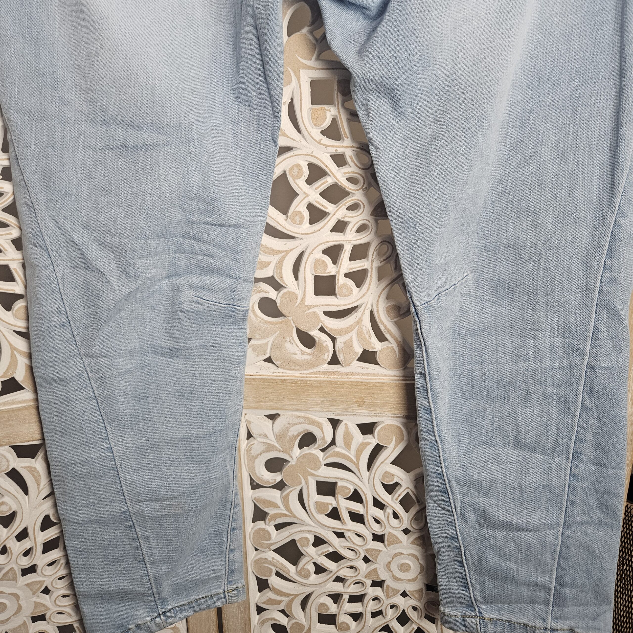 Jean clair troué avec clous argentés – Image 17