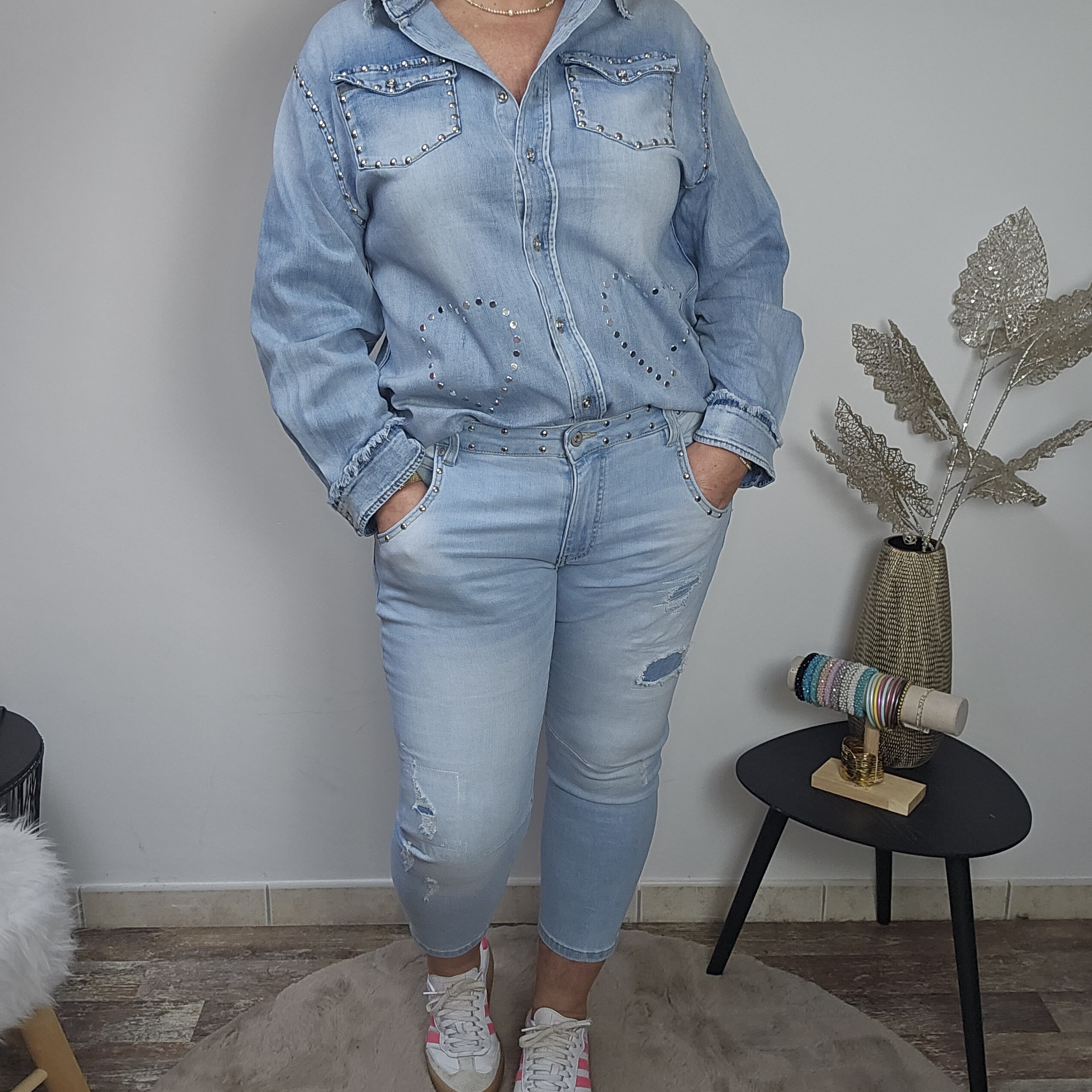 Jean clair troué avec clous argentés – Image 4