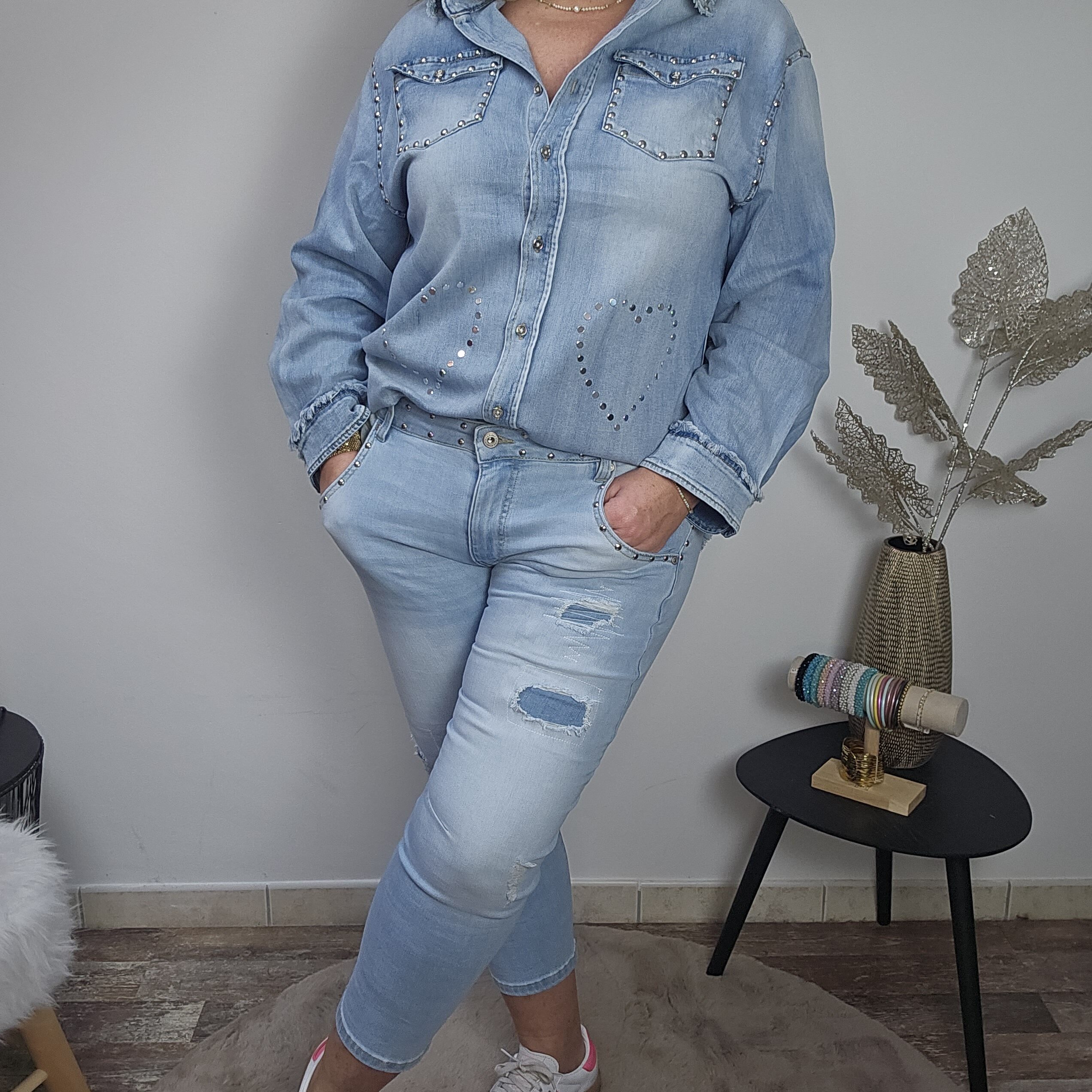 Jean clair troué avec clous argentés – Image 5