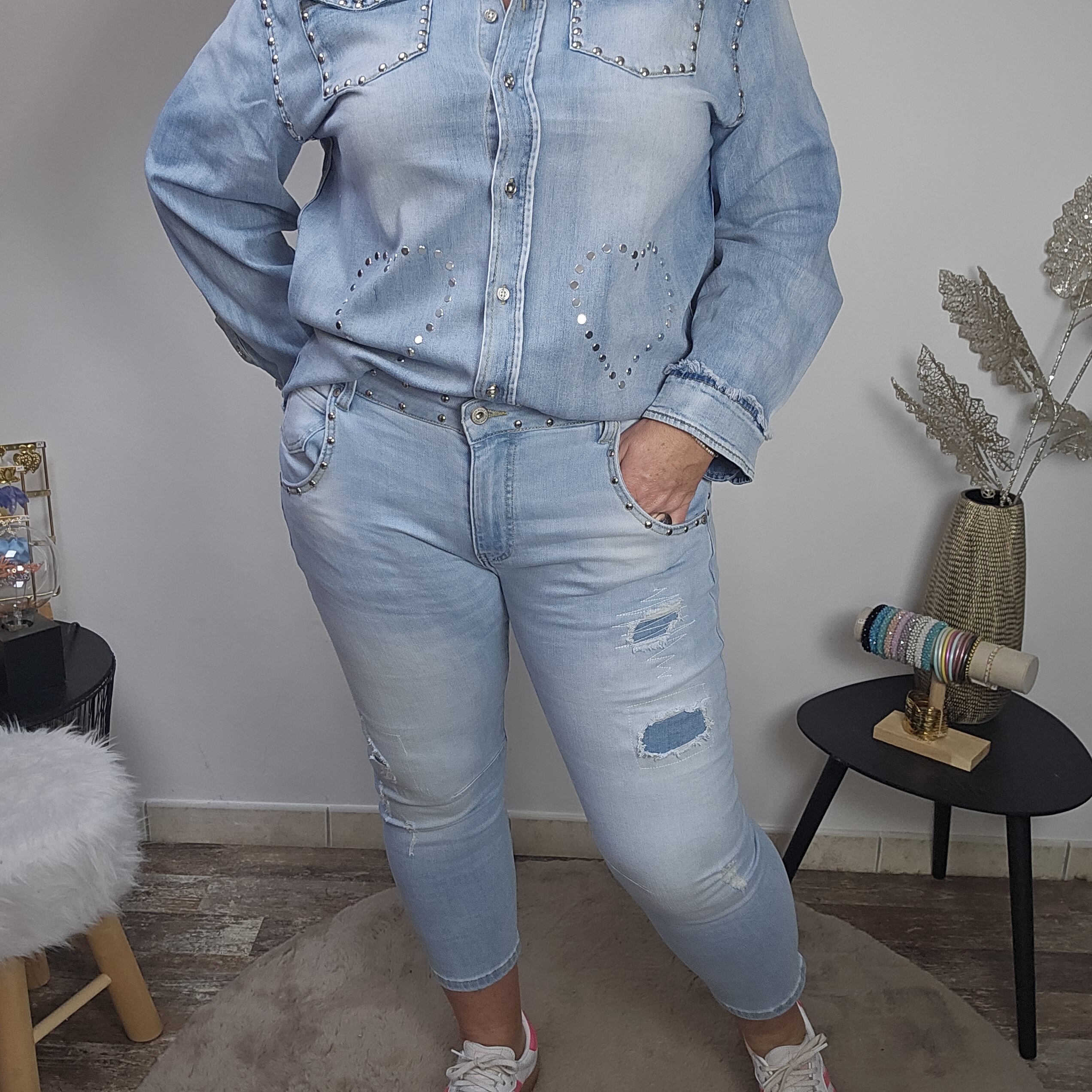 Jean clair troué avec clous argentés – Image 6