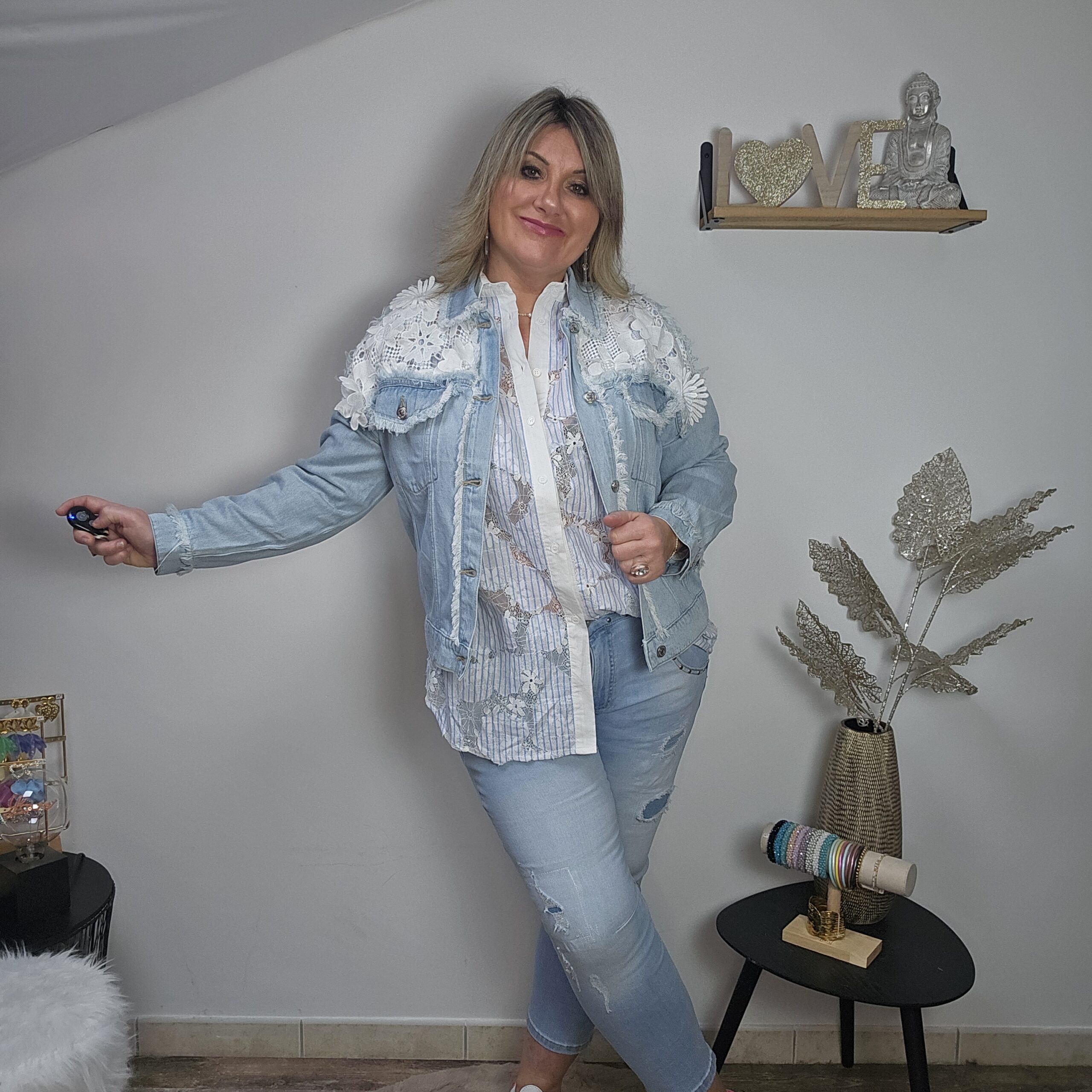 Jean clair troué avec clous argentés – Image 7