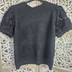 Pull noir manches fleurs