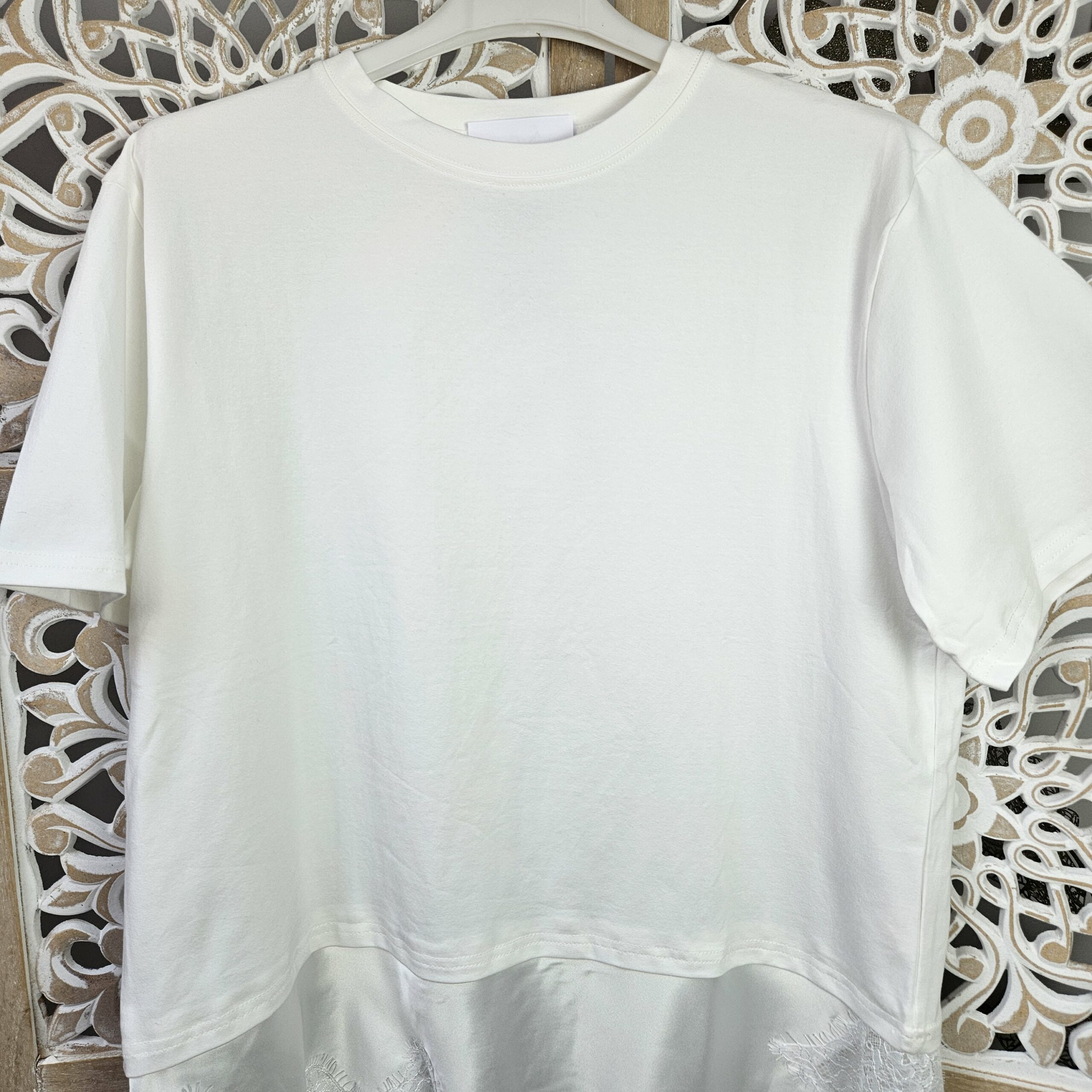 T shirt blanc oversize dentelle asymétrique – Image 3
