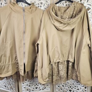 Trench taupe à capuche et dentelle