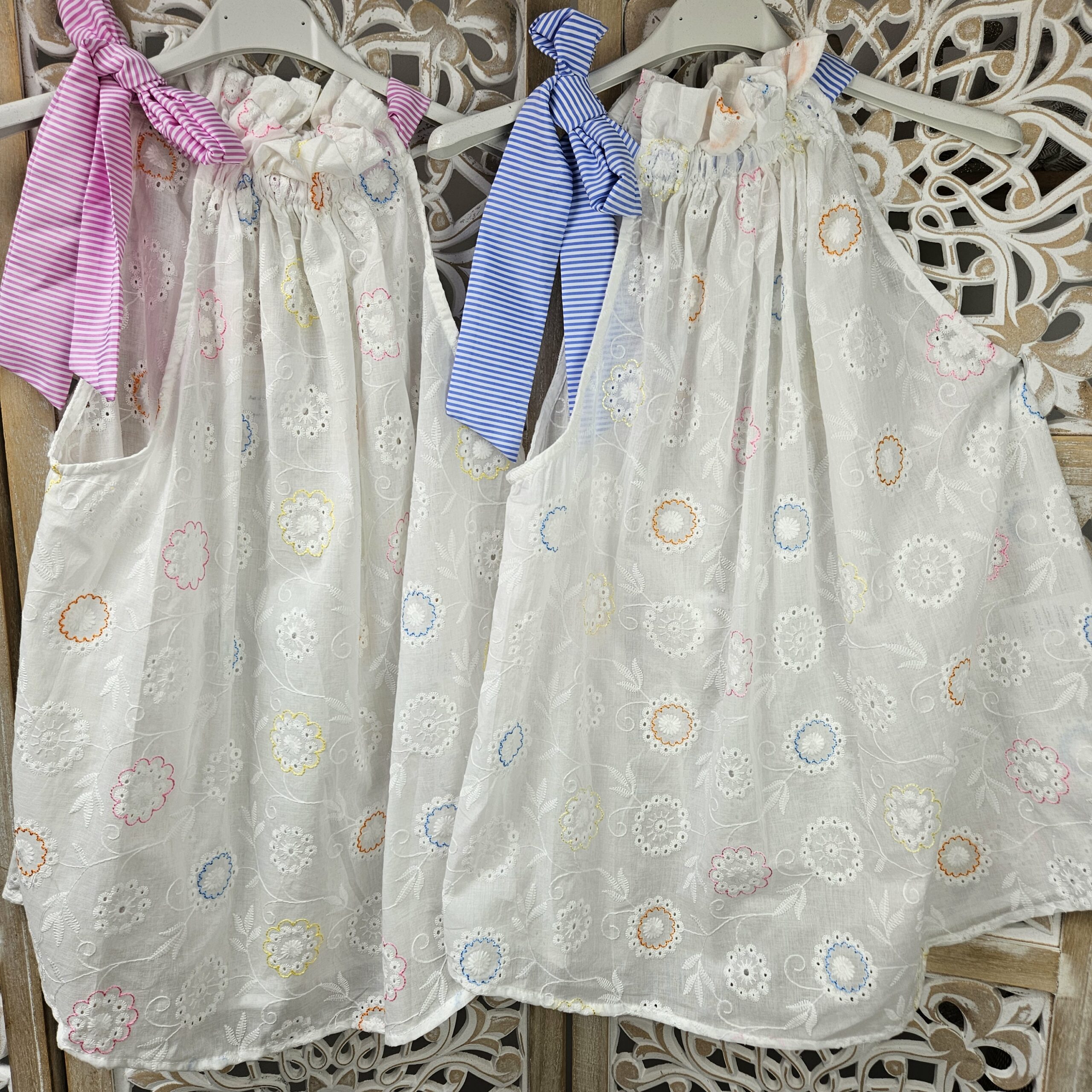 Top blanc brodé avec un nœud rayé